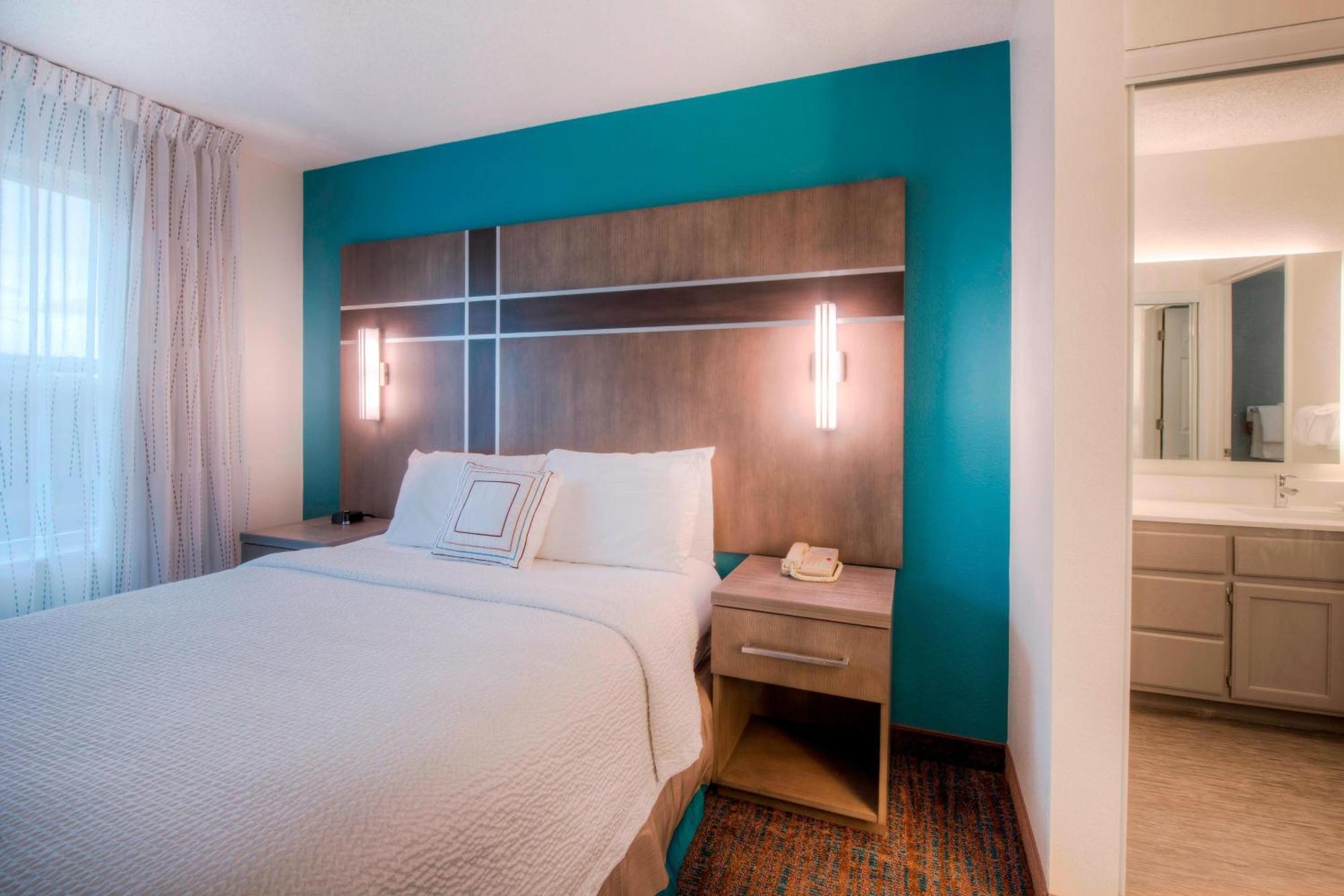 One-Bedroom Queen Suite