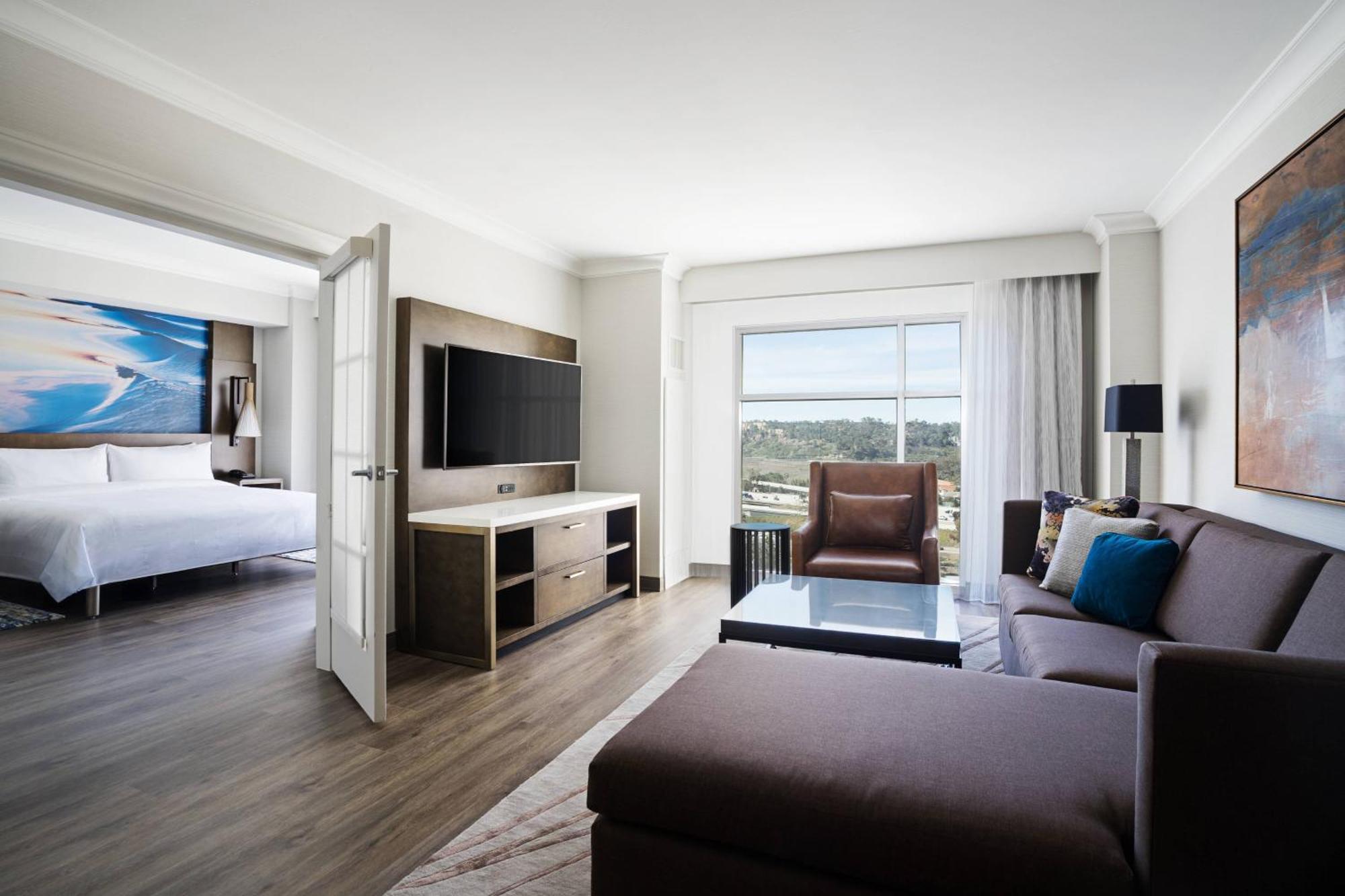 Deluxe King Suite,1633001540:JPEG