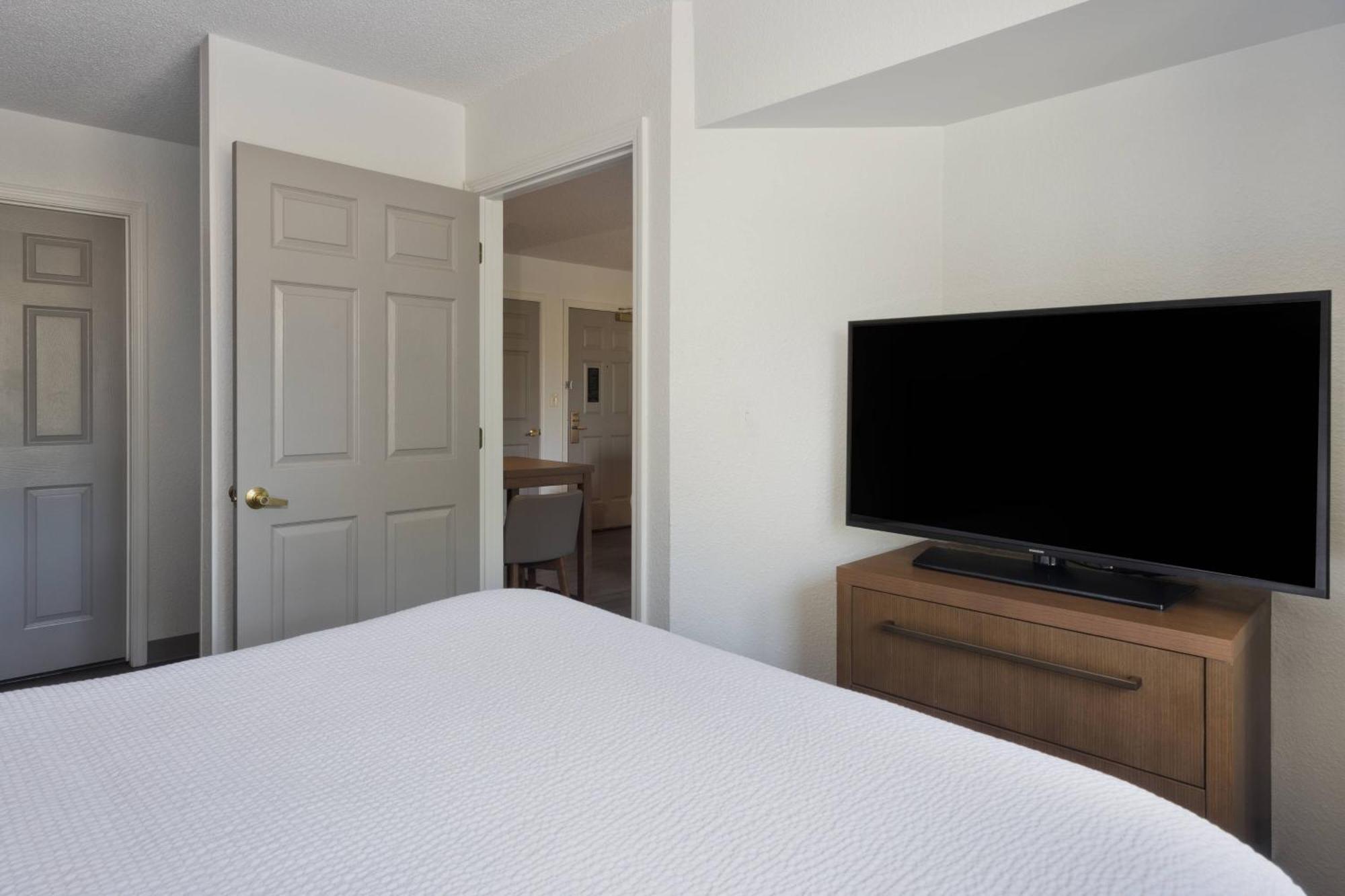 One-Bedroom Queen Suite