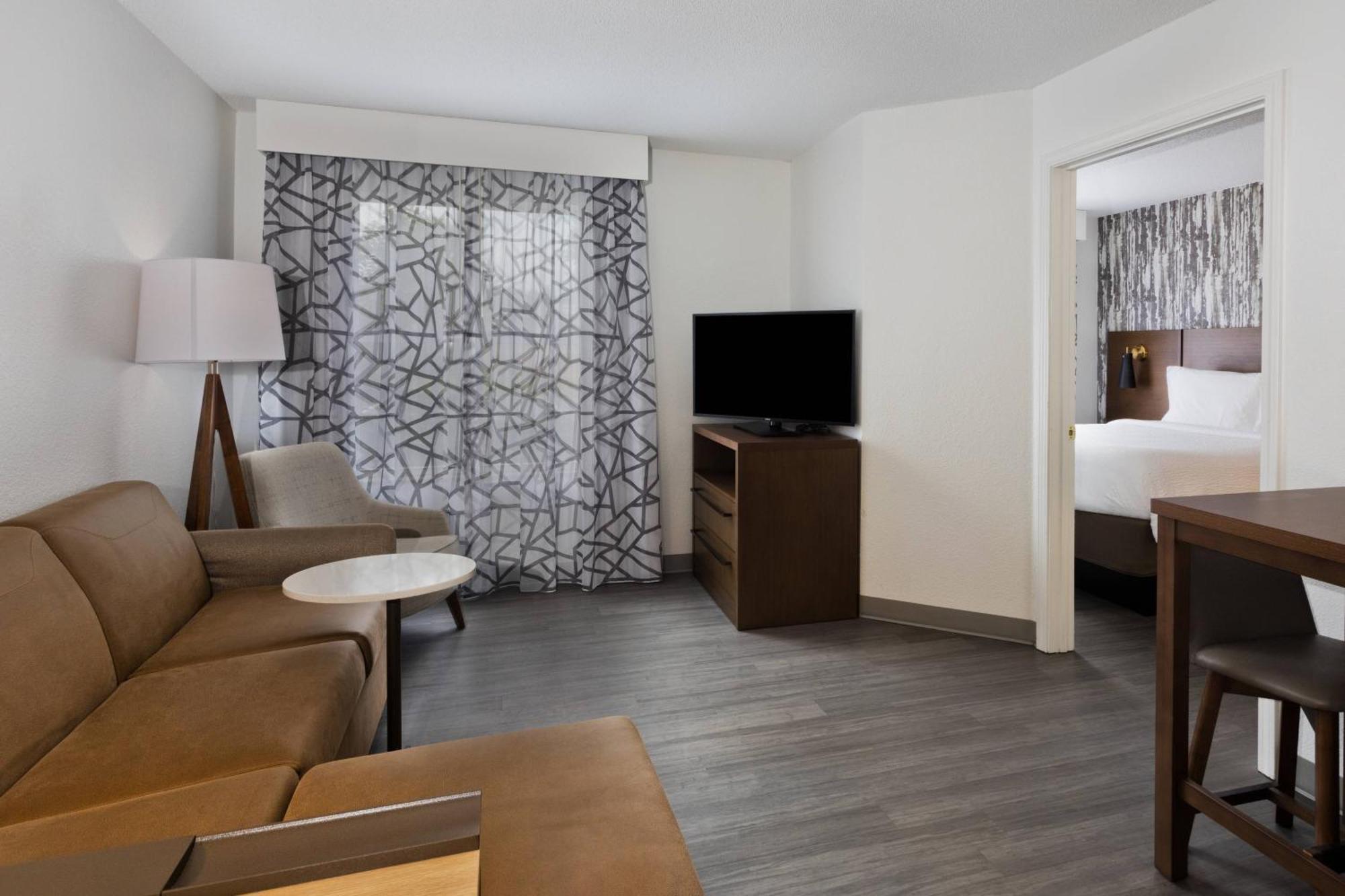 One-Bedroom Queen Suite