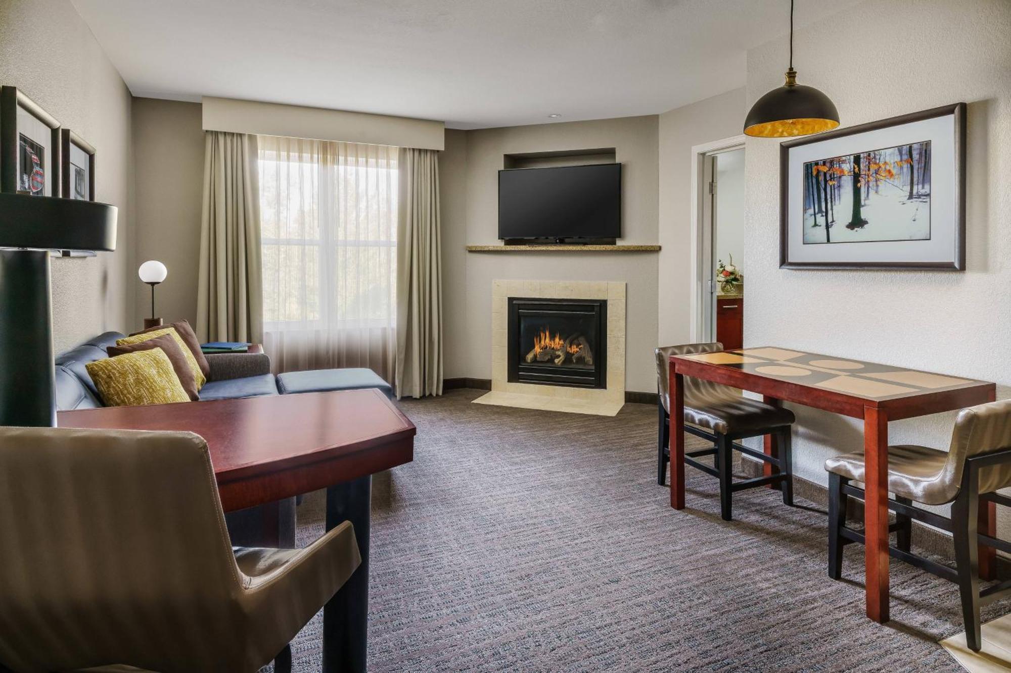 Deluxe One-Bedroom King Suite,1633002368:JPEG