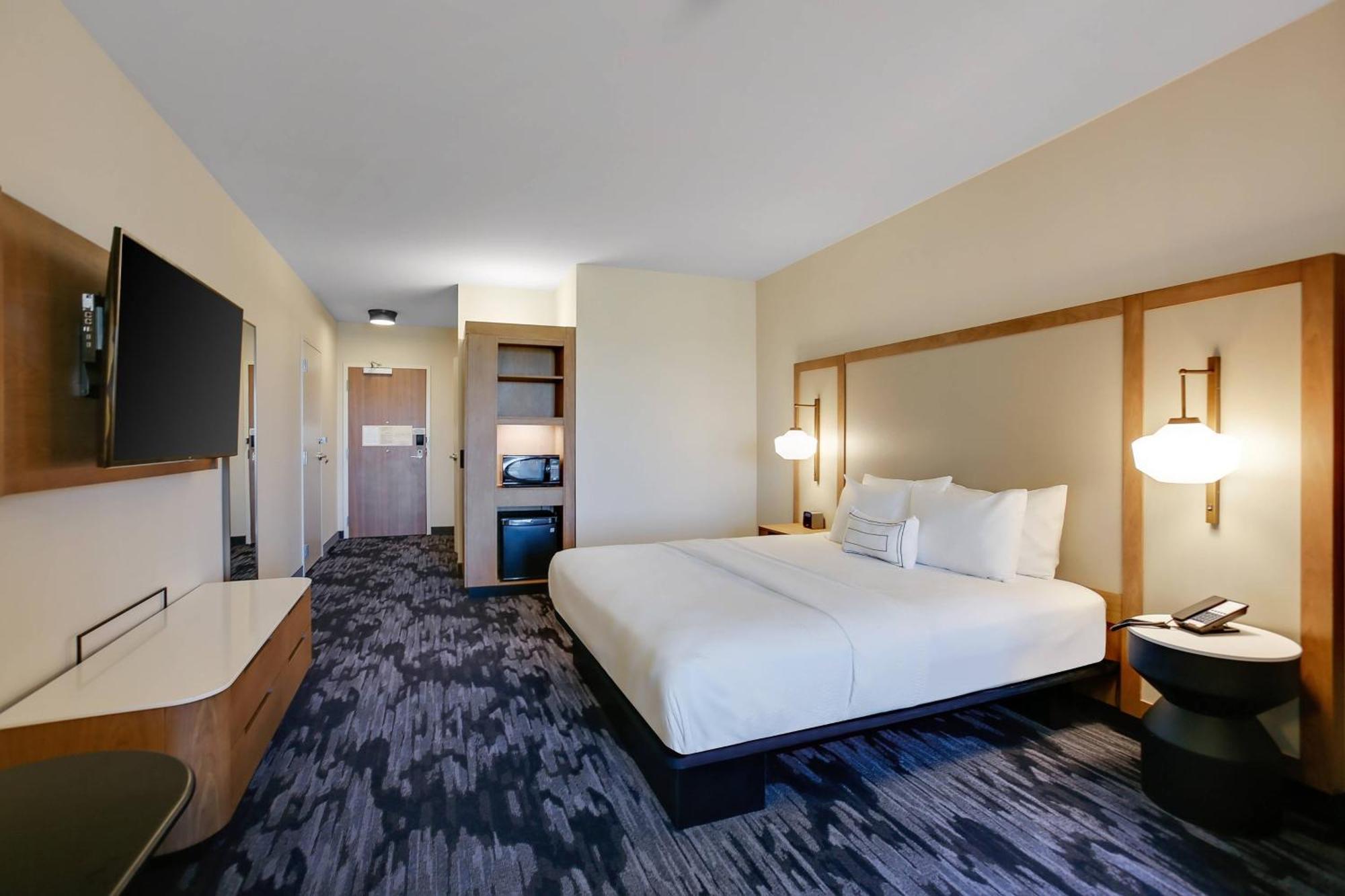 Studio with King Bed, Transfer Shower and Sofa Bed - Mobility Access/Hearing Accessible