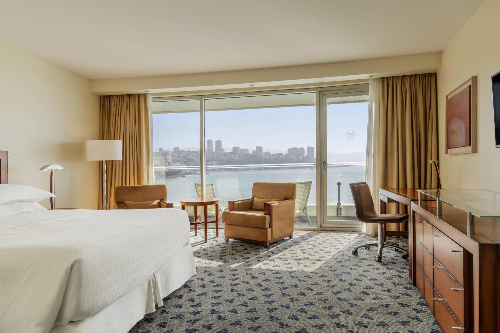 Classic Guest room 1 Queen Ocean view Balcony
