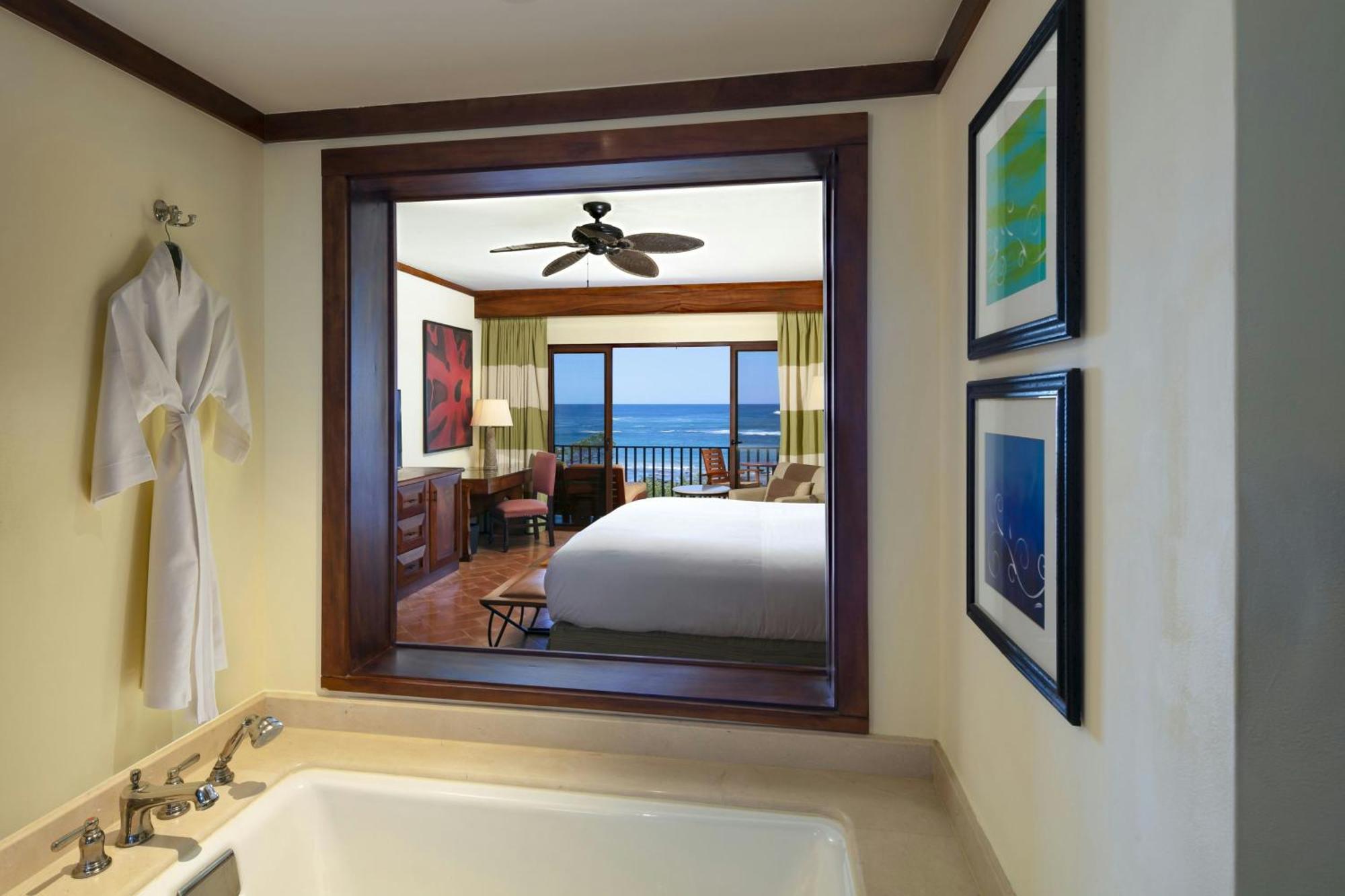 Guest room 1 King Ocean Front Balcony