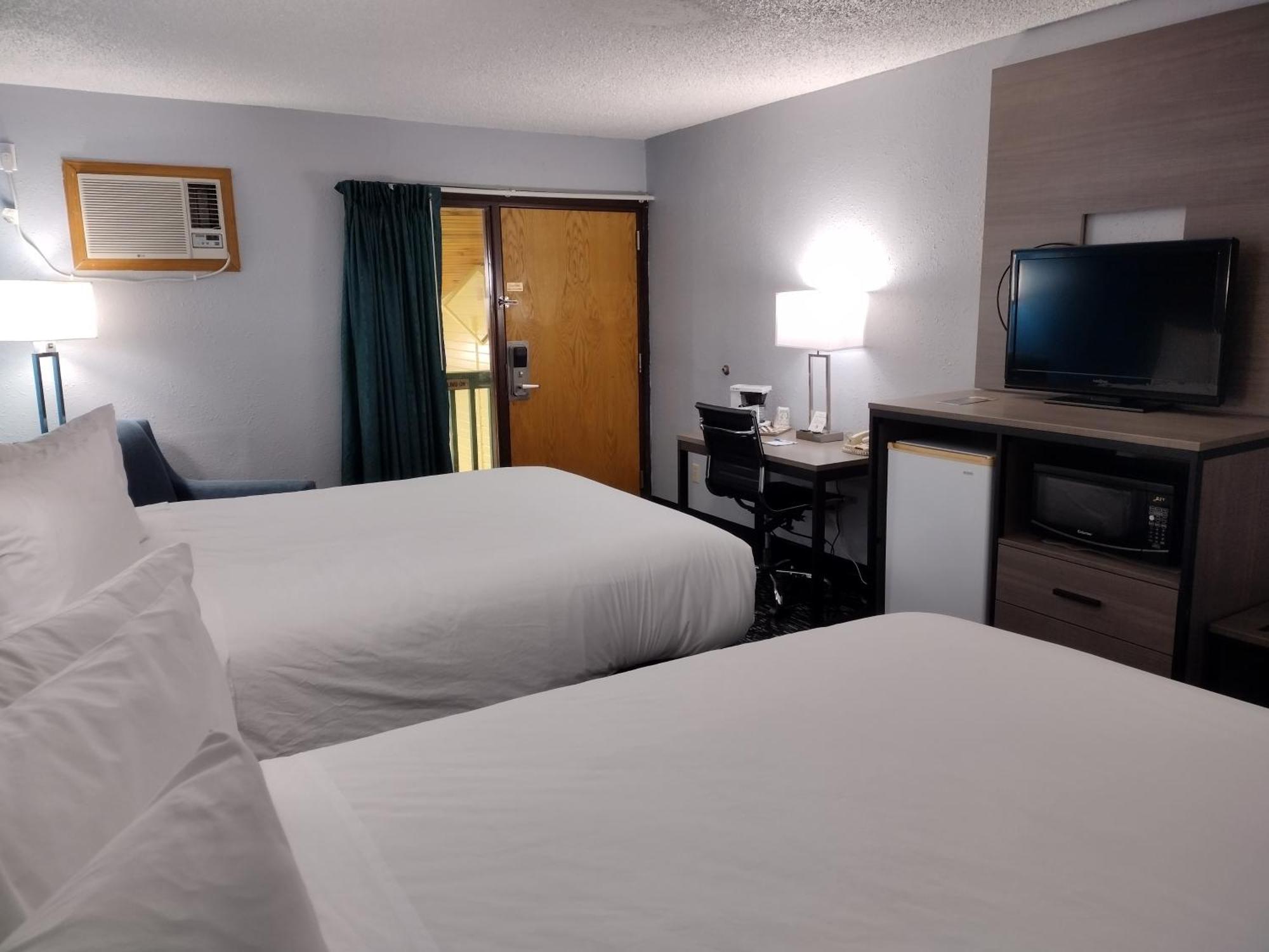 Queen Room with Two Queen Beds and Pool View - Non-Smoking