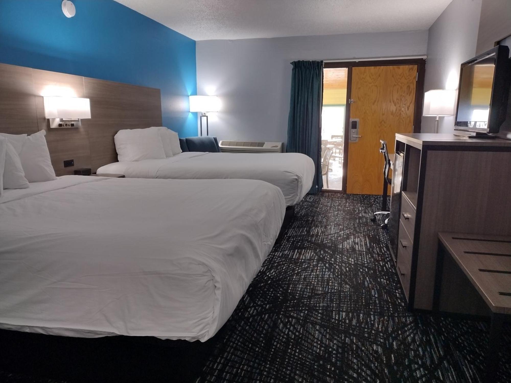Queen Room Two Queen Beds Poolside Non-Smoking