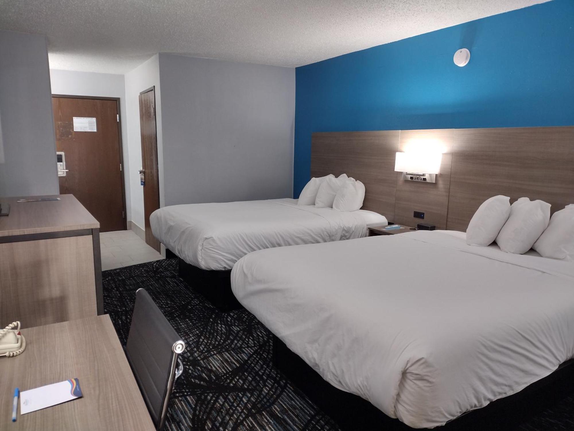 Queen Room Two Queen Beds Poolside Non-Smoking