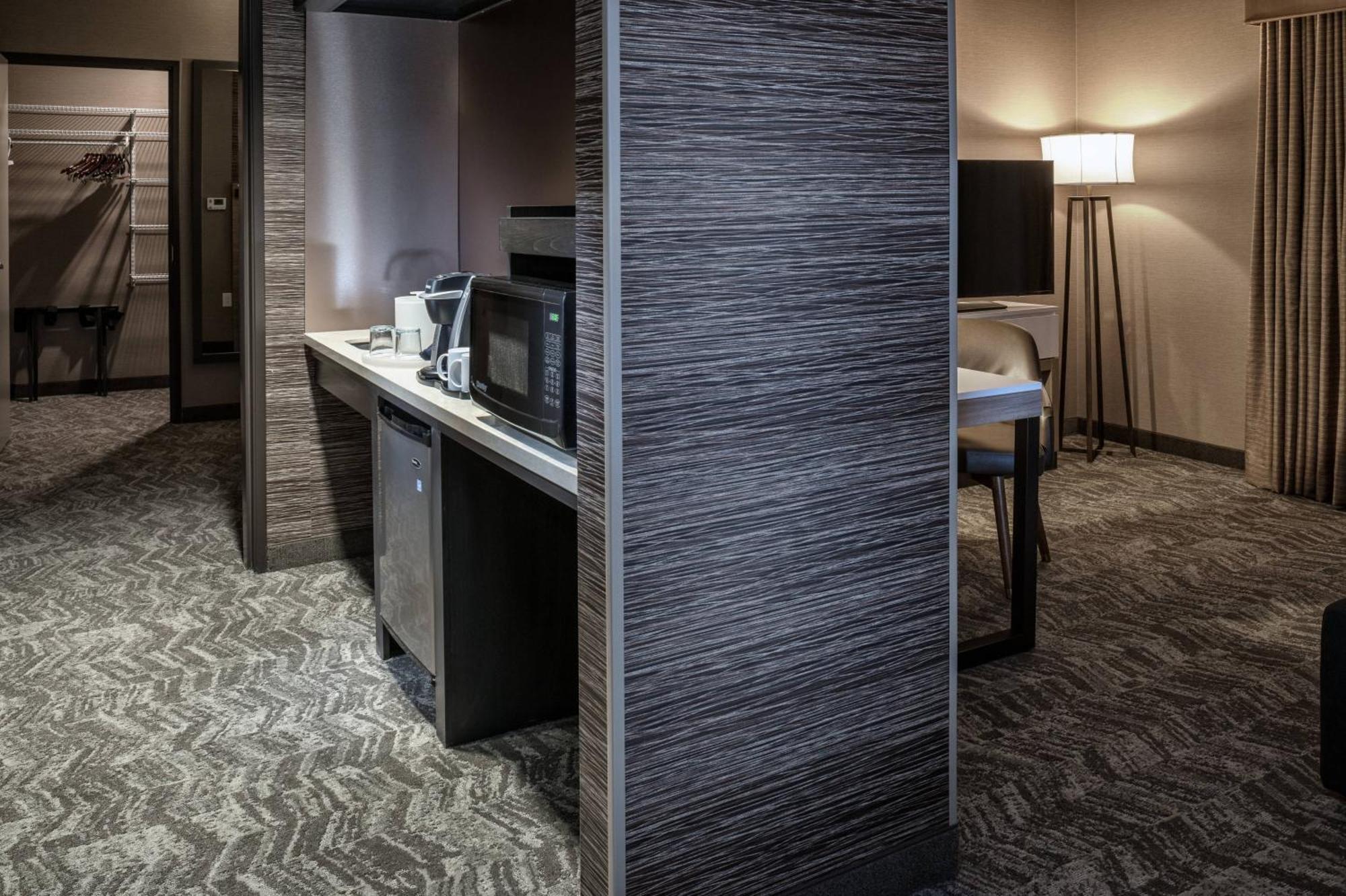One-Bedroom Queen Suite Two Queen Beds Bathtub Trundle Sofa Mobility Access or Hearing Accessible,1633701323:JPEG