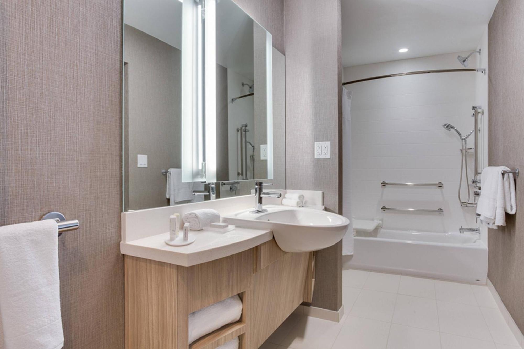 King Suite with Bathtub and Trundle Sofa - Mobility Access