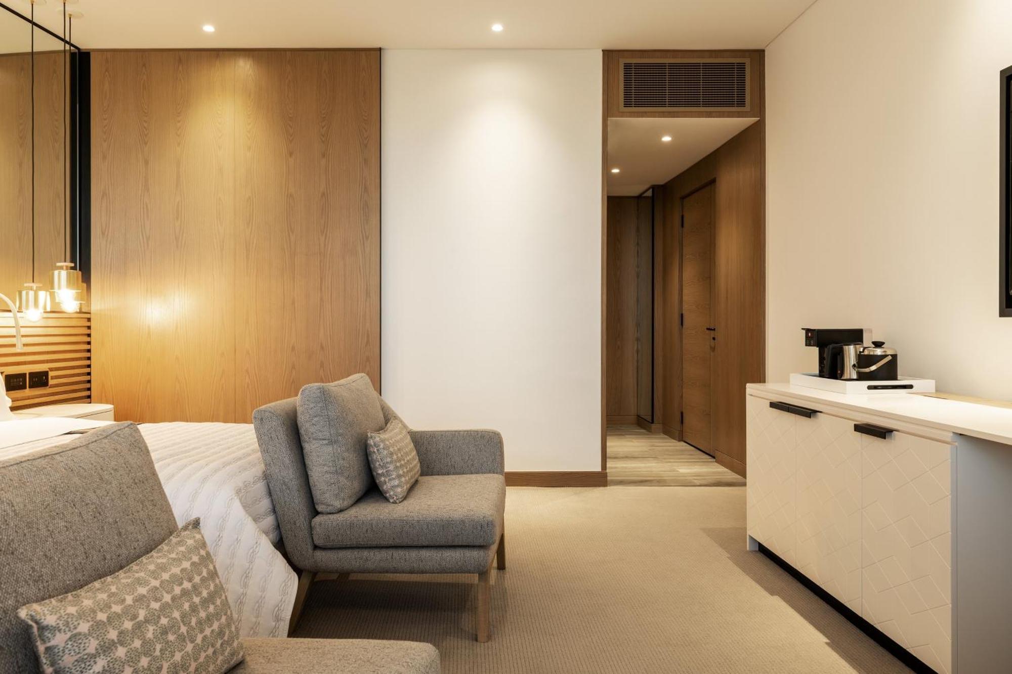 Royal Club Sea View Guest Room 2 Twin Executive Lounge Access Afternoon Tea & Happy Hour Airport Transfer from Dubai Airport,1634401389:JPEG
