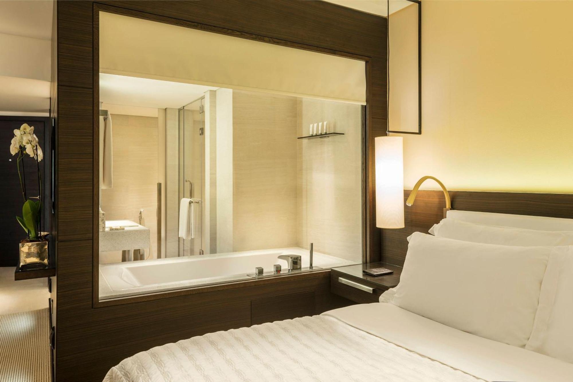 Superior Deluxe King Room Balcony Land View