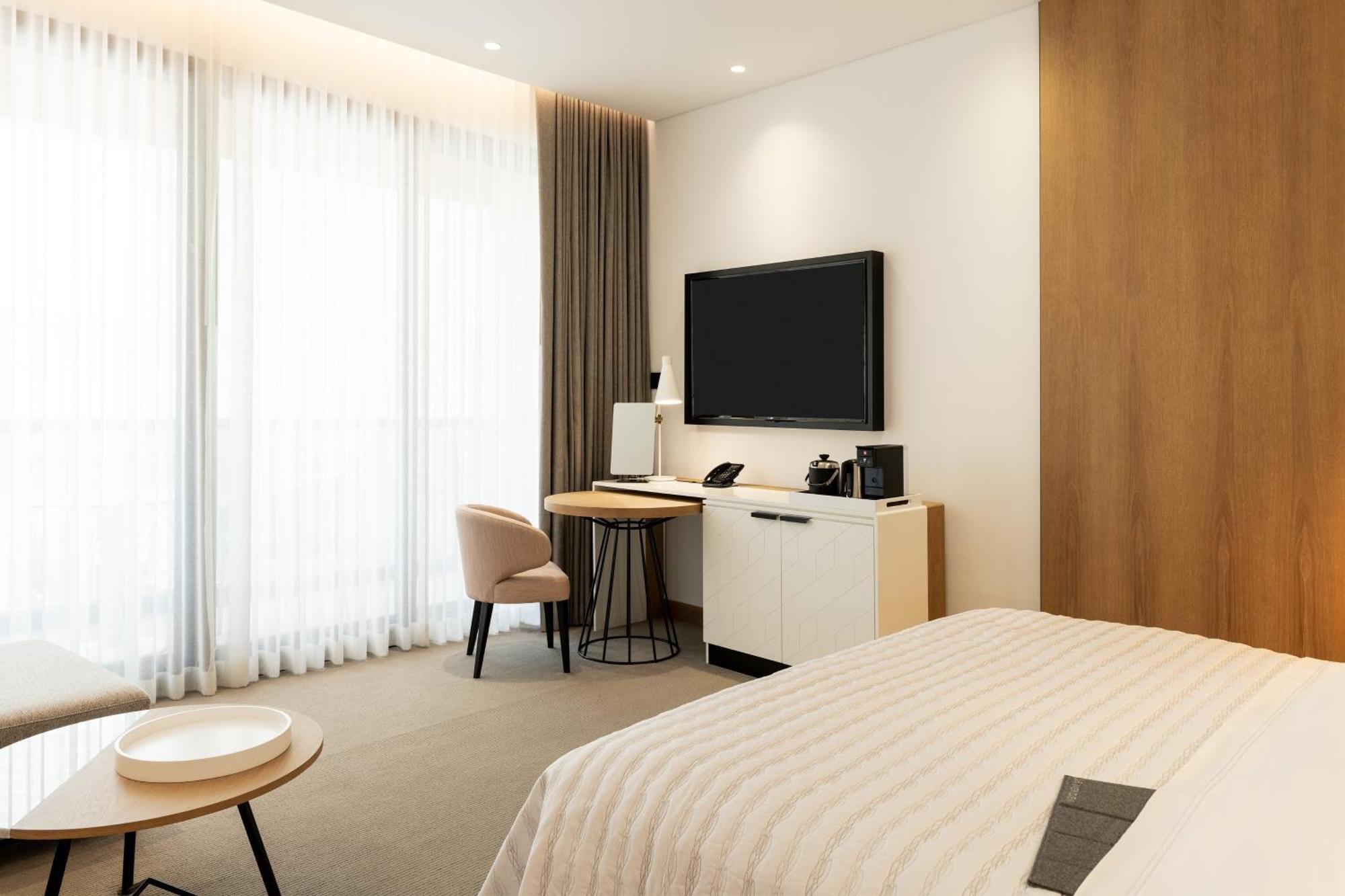Royal Club JBR View Guest Room 1 King Executive Lounge Access Afternoon Tea & Happy Hour Airport Transfer from Dubai Airport