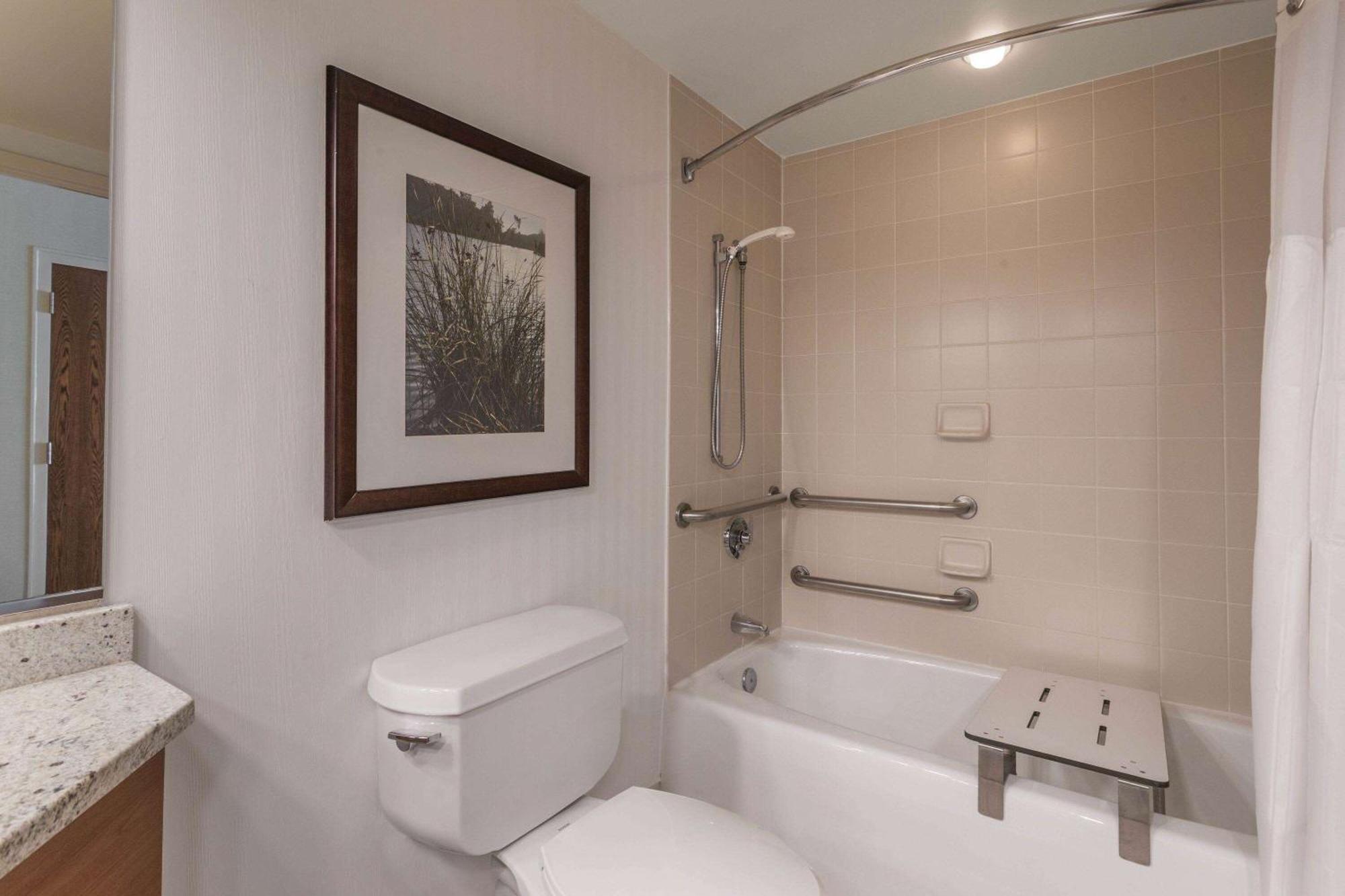 King Room Bath Tub Mobility or Hearing Accessible Non-Smoking
