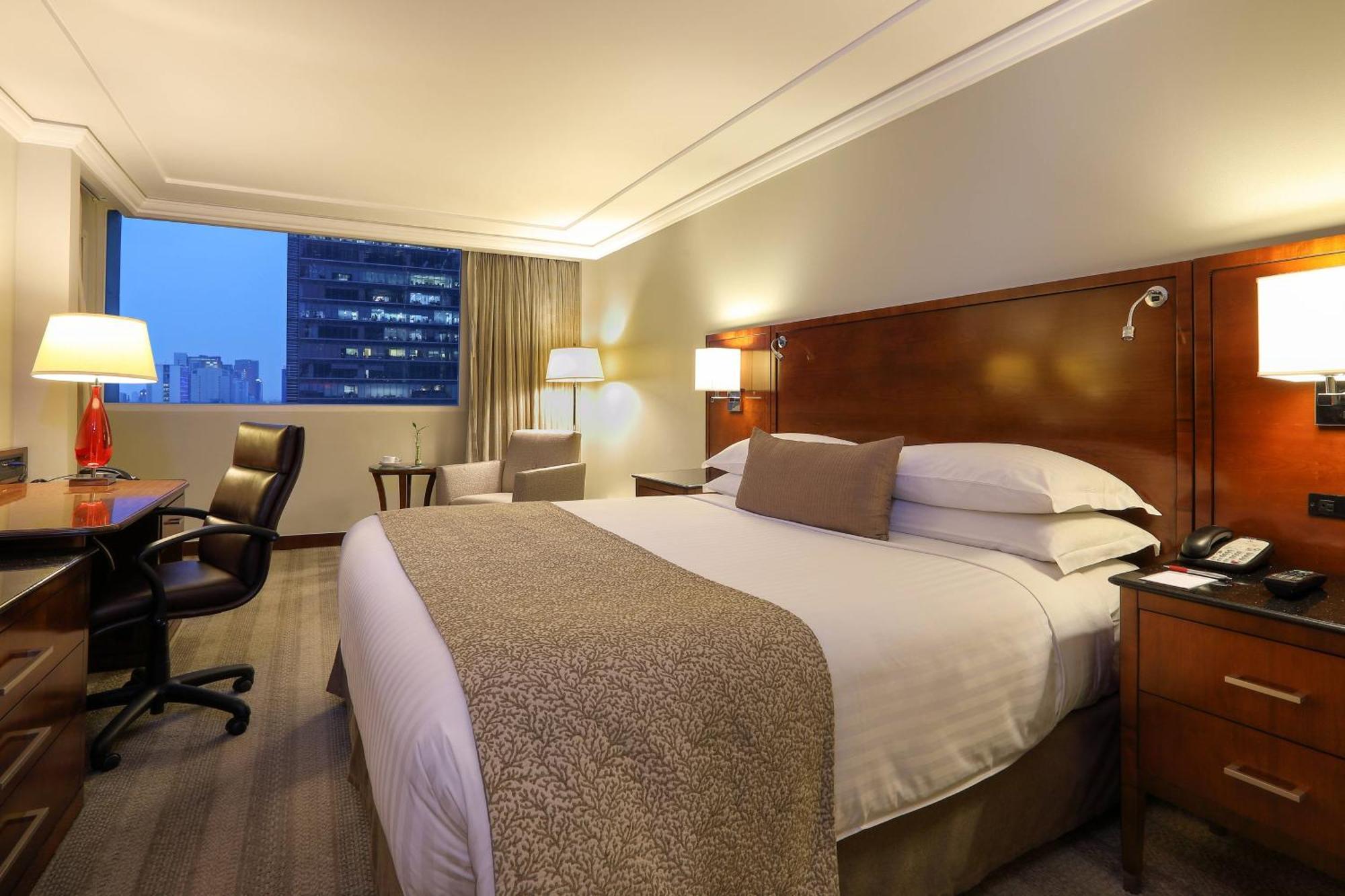 Executive lounge access 1 King Corner room