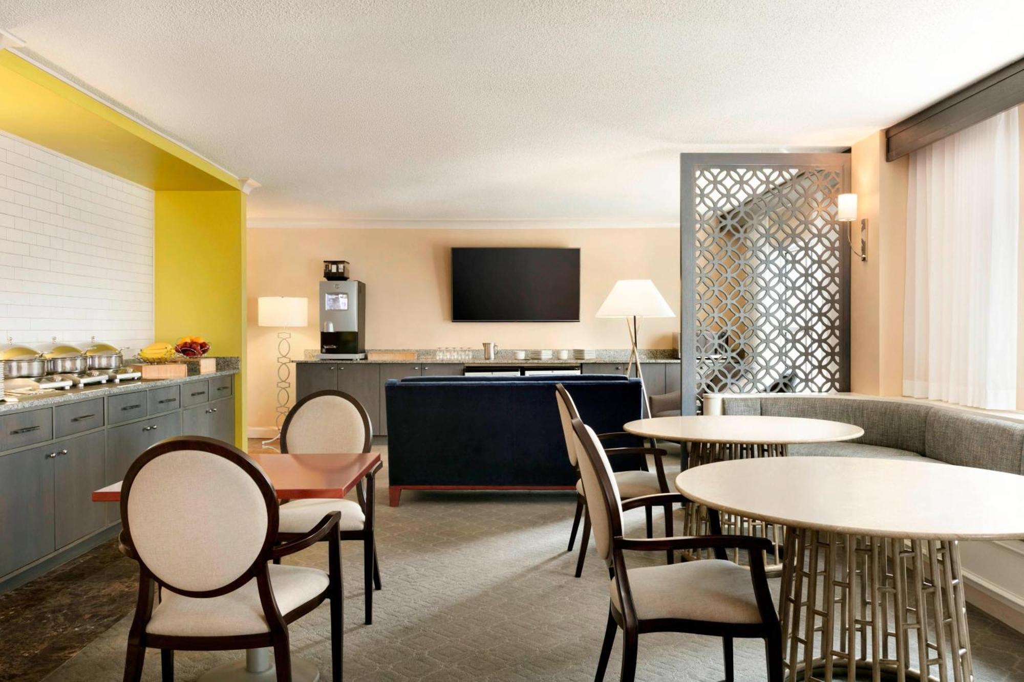 Club lounge access Guest room 1 King High floor