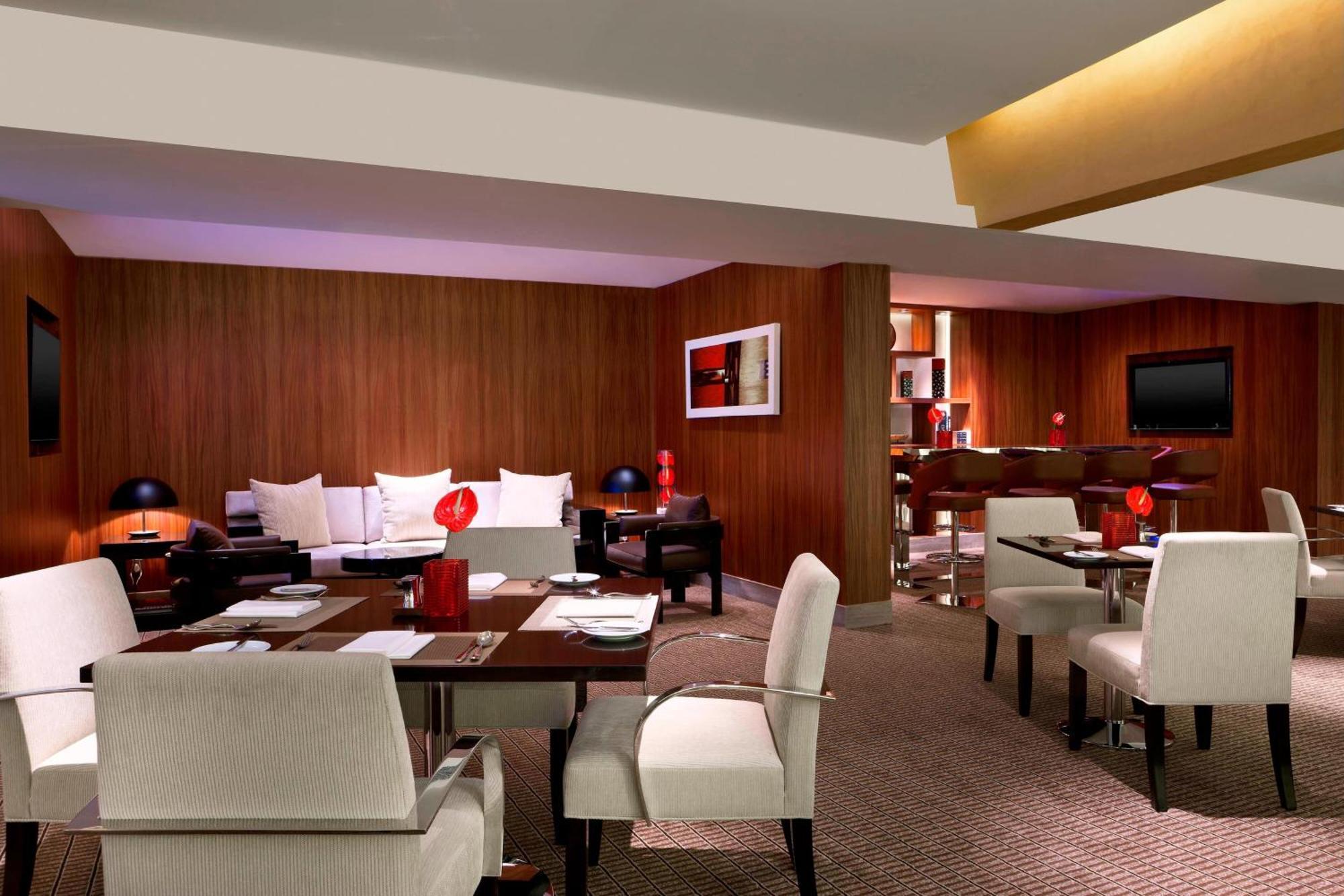 Guest Room 1 King Bed Club Lounge Access
