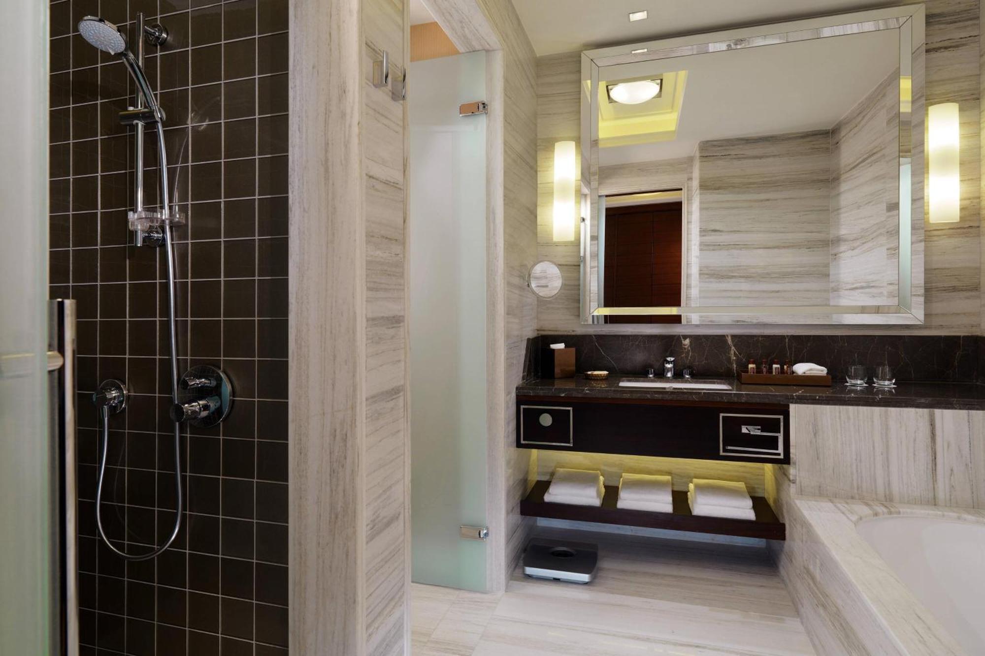 Club Twin Room Club lounge access Guest room 2 Twin or Single Beds River view