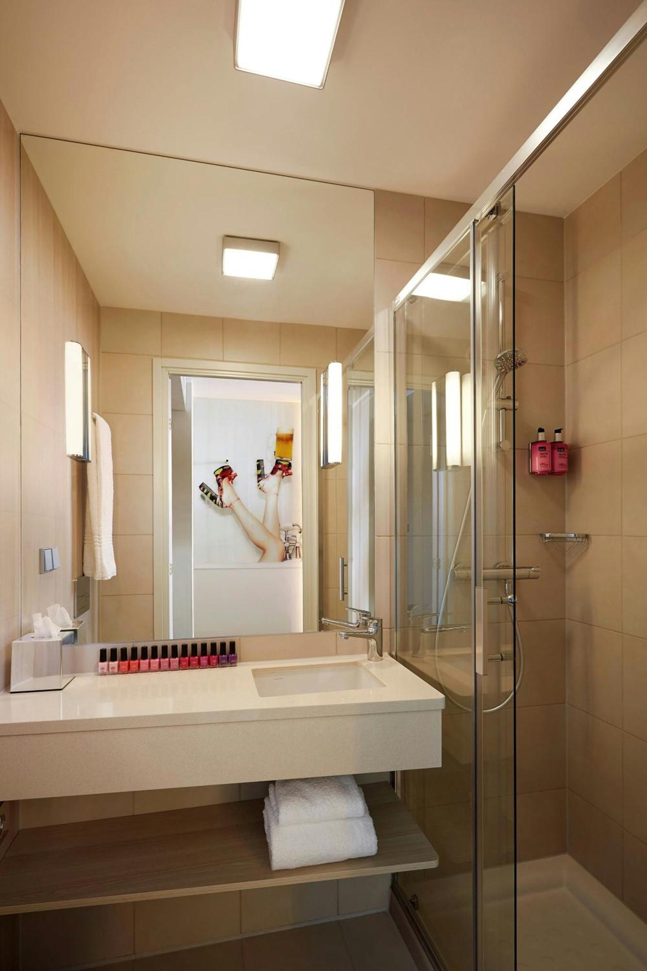 Moxy Sleeper Guest room 1 Queen