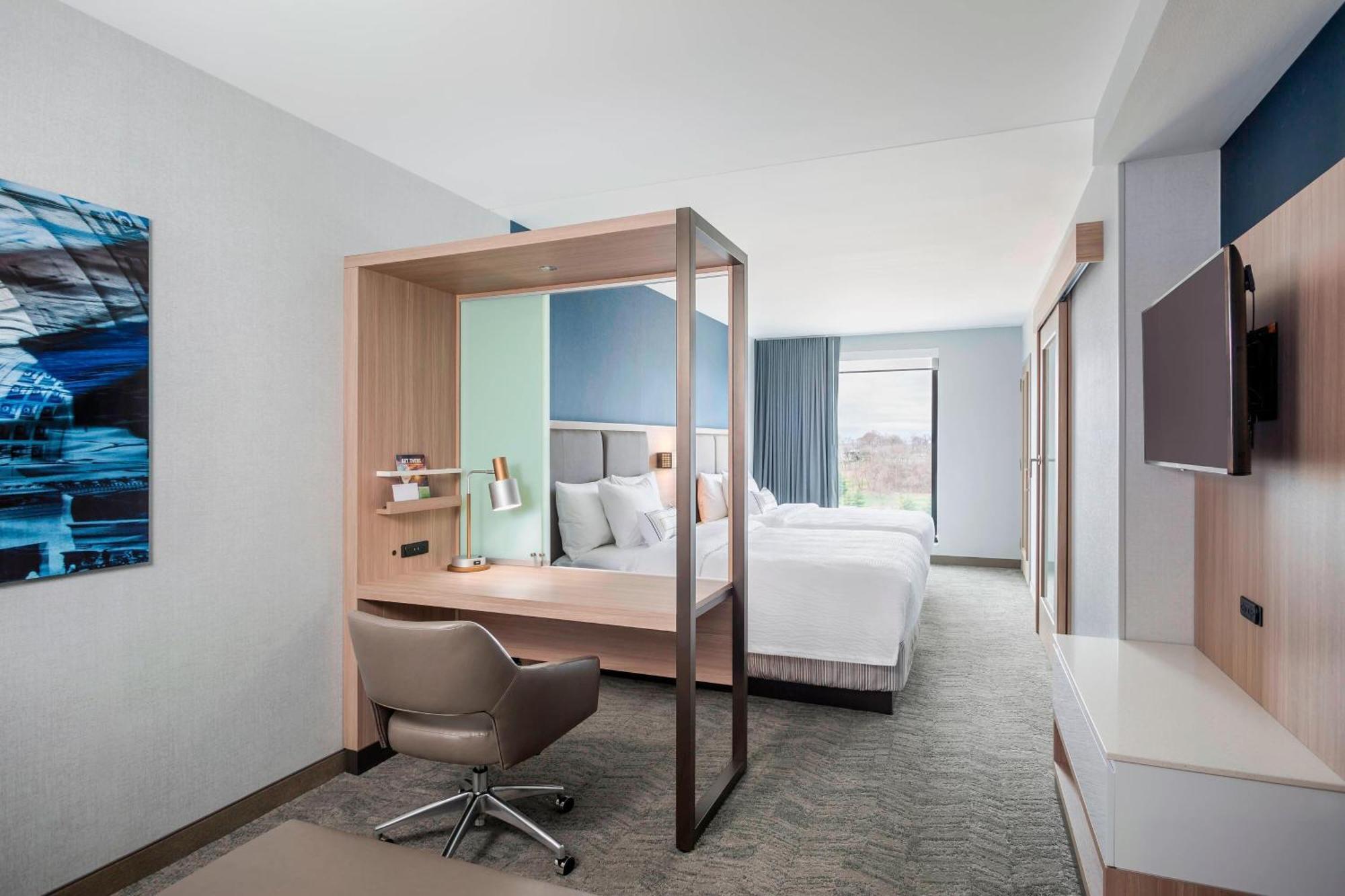 Queen Suite Two Queen Beds Lake View Bathtub Sofa Bed Mobility Access