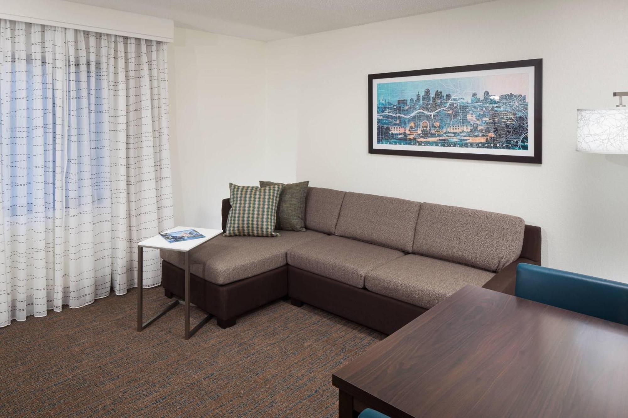 1 Bedroom Suite 1 Queen Sofa bed Outside Entrance