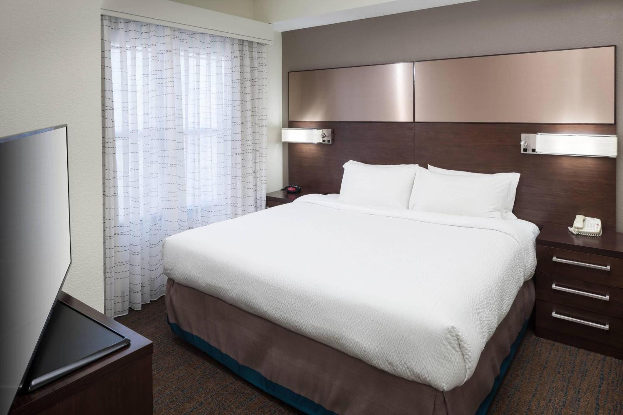 One-Bedroom Queen Suite