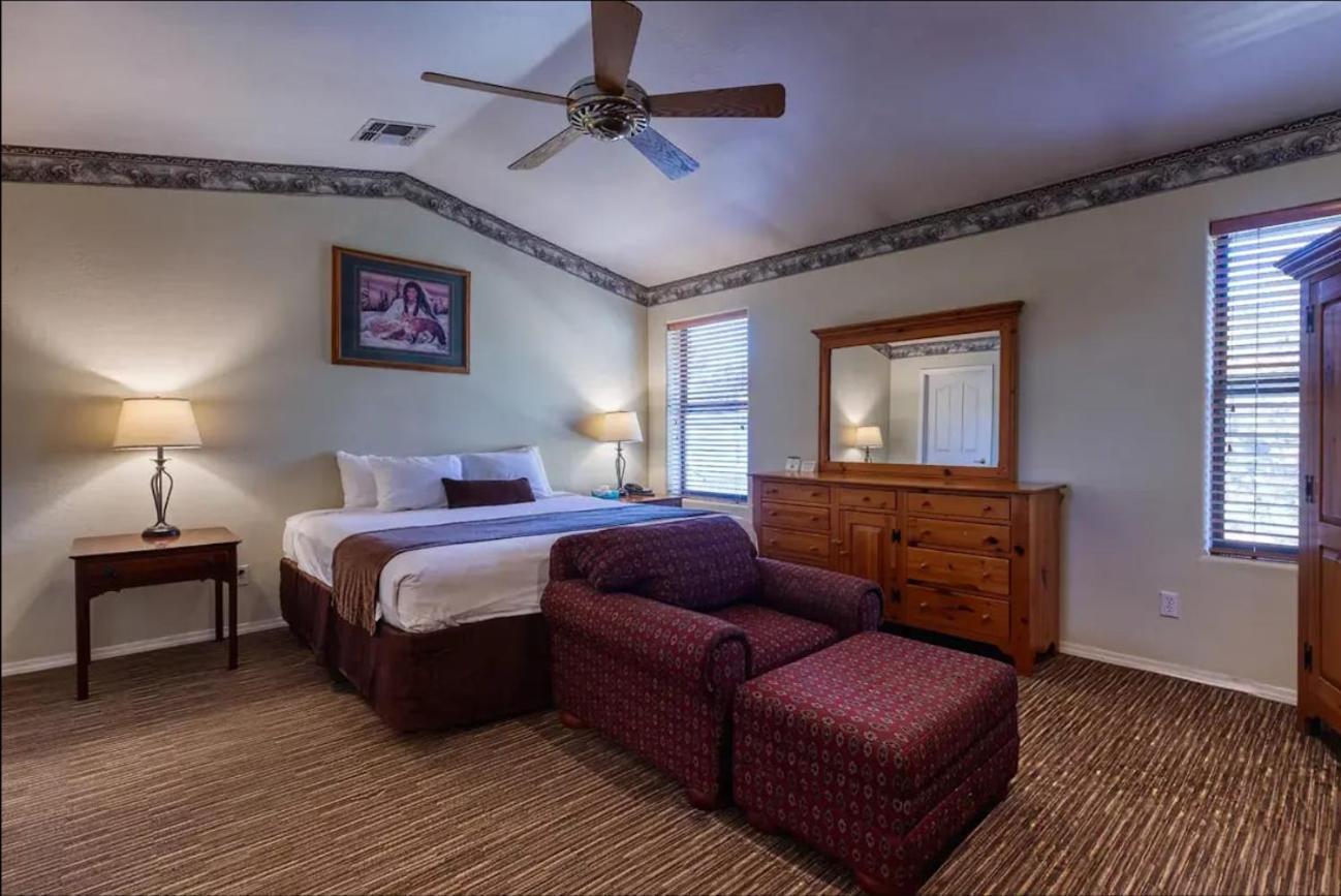 Classic One-Bedroom Apartment King Bed