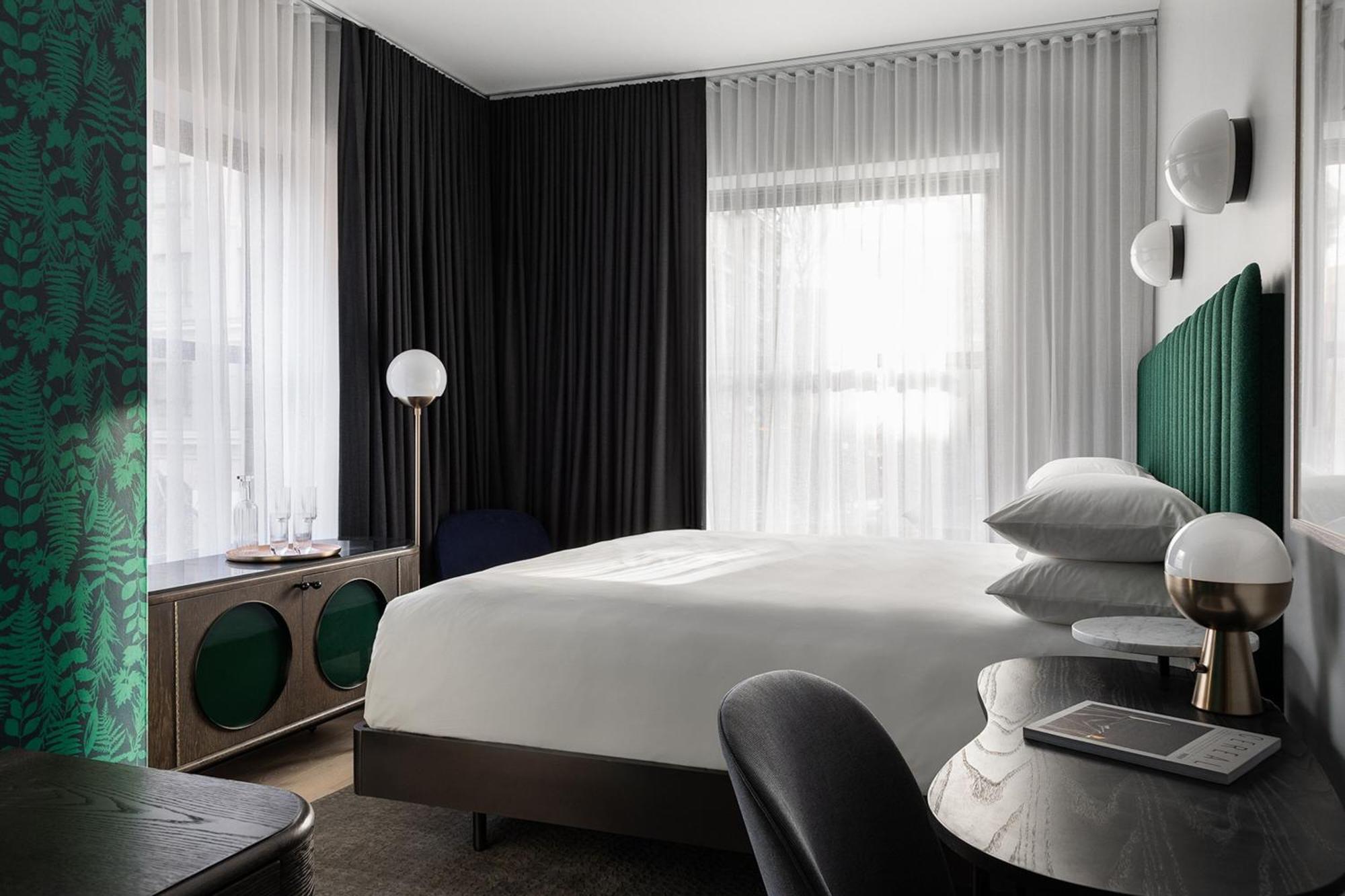 Deluxe Corner King Room City View