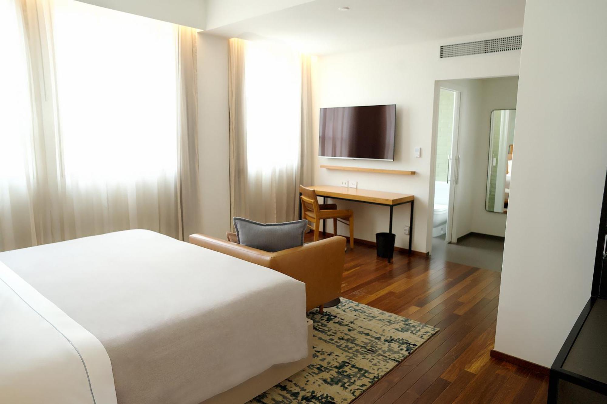 Corner Superior King Room City View