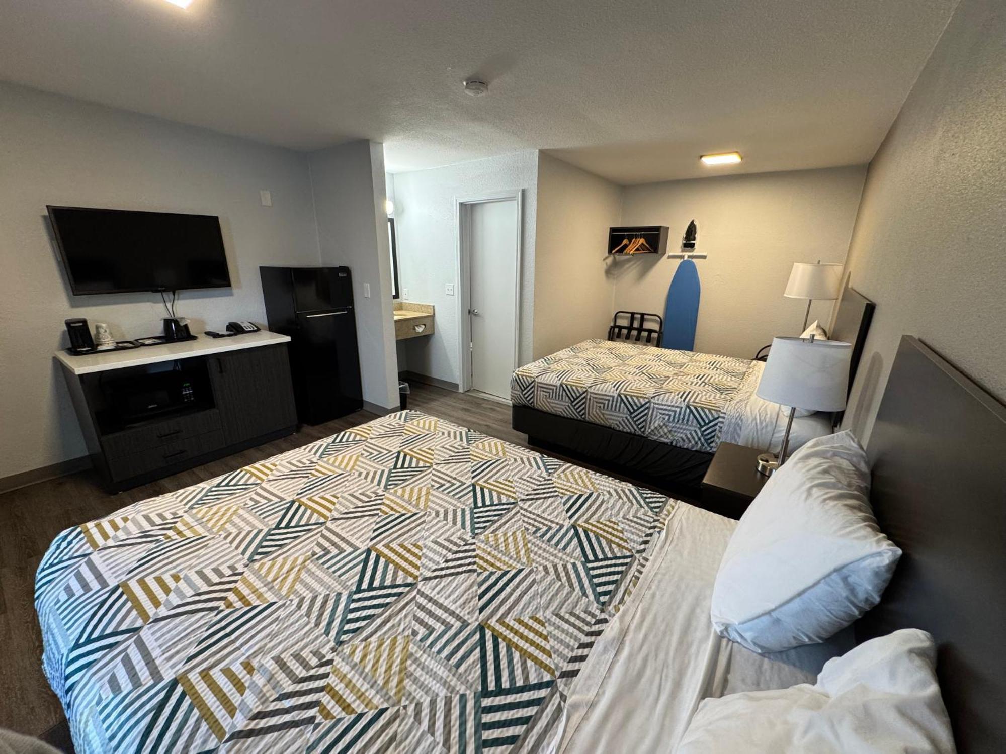 2 Queen Beds | Non-Smoking Micfridge