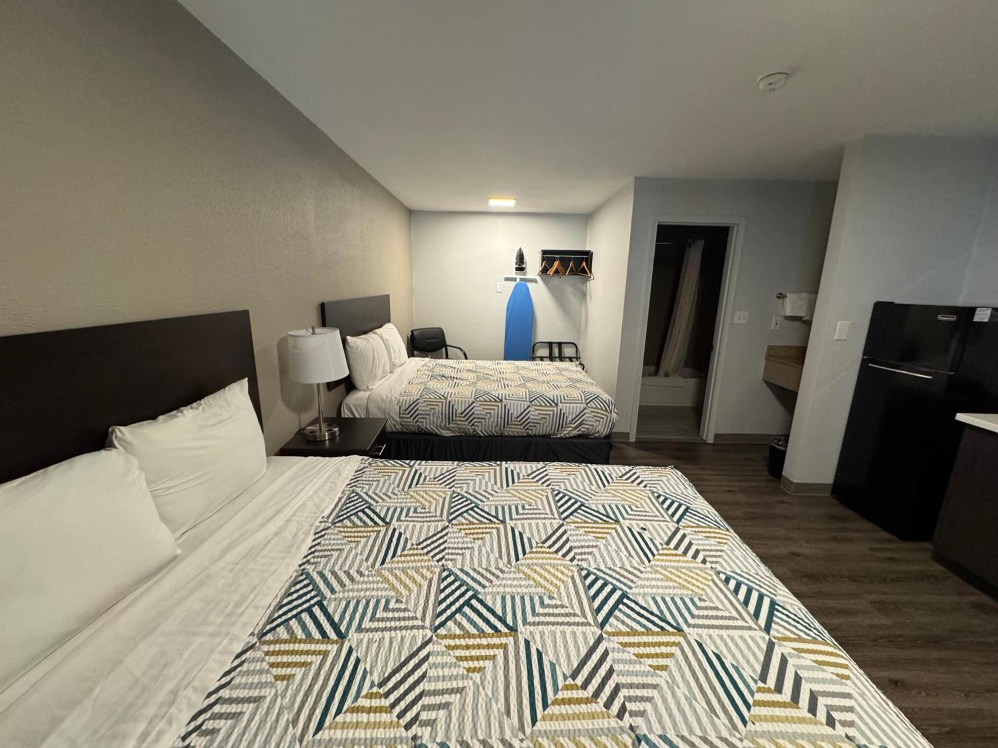 2 Queen Beds | Non-Smoking Micfridge