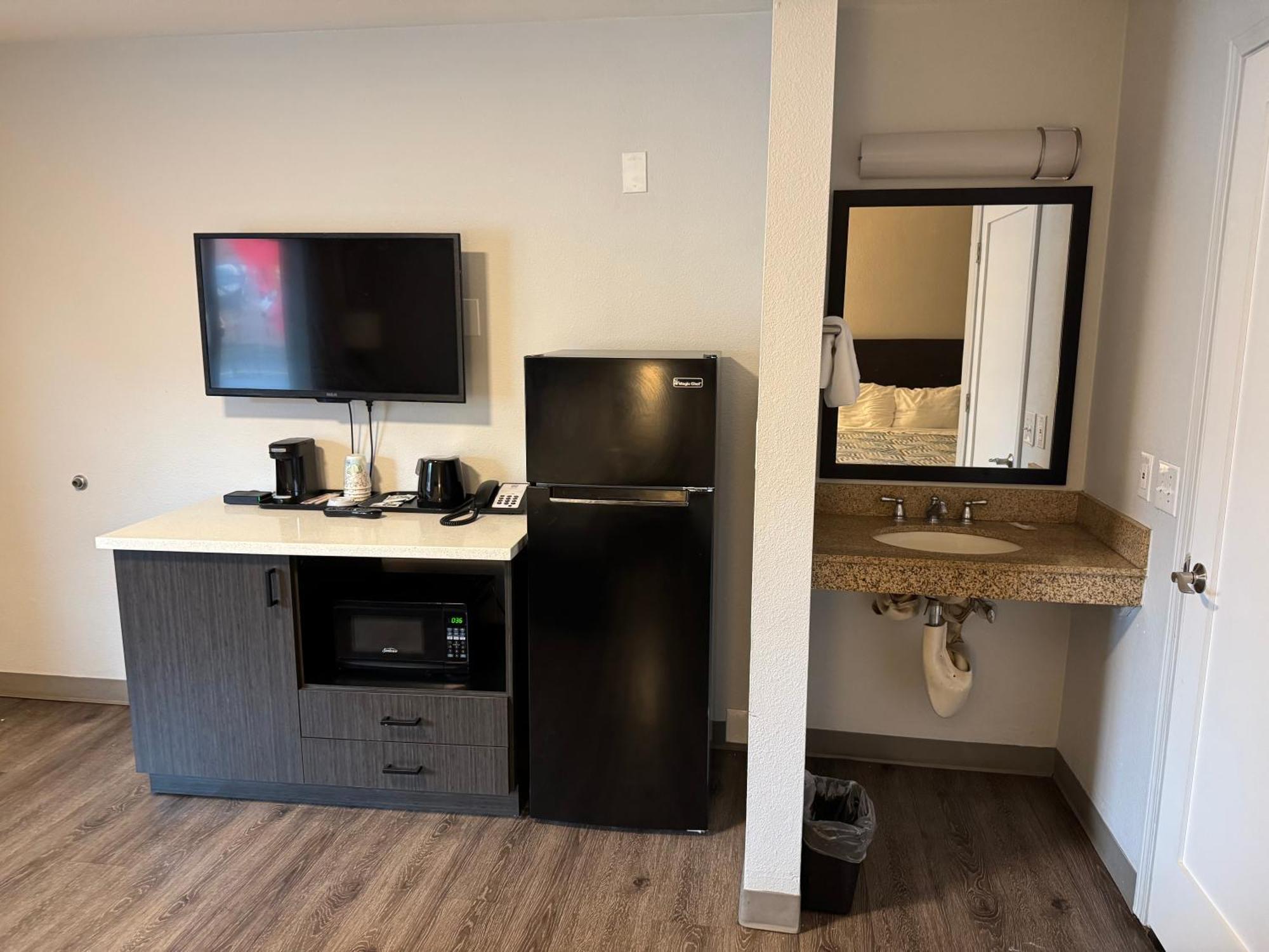 2 Queen Beds | Non-Smoking Micfridge