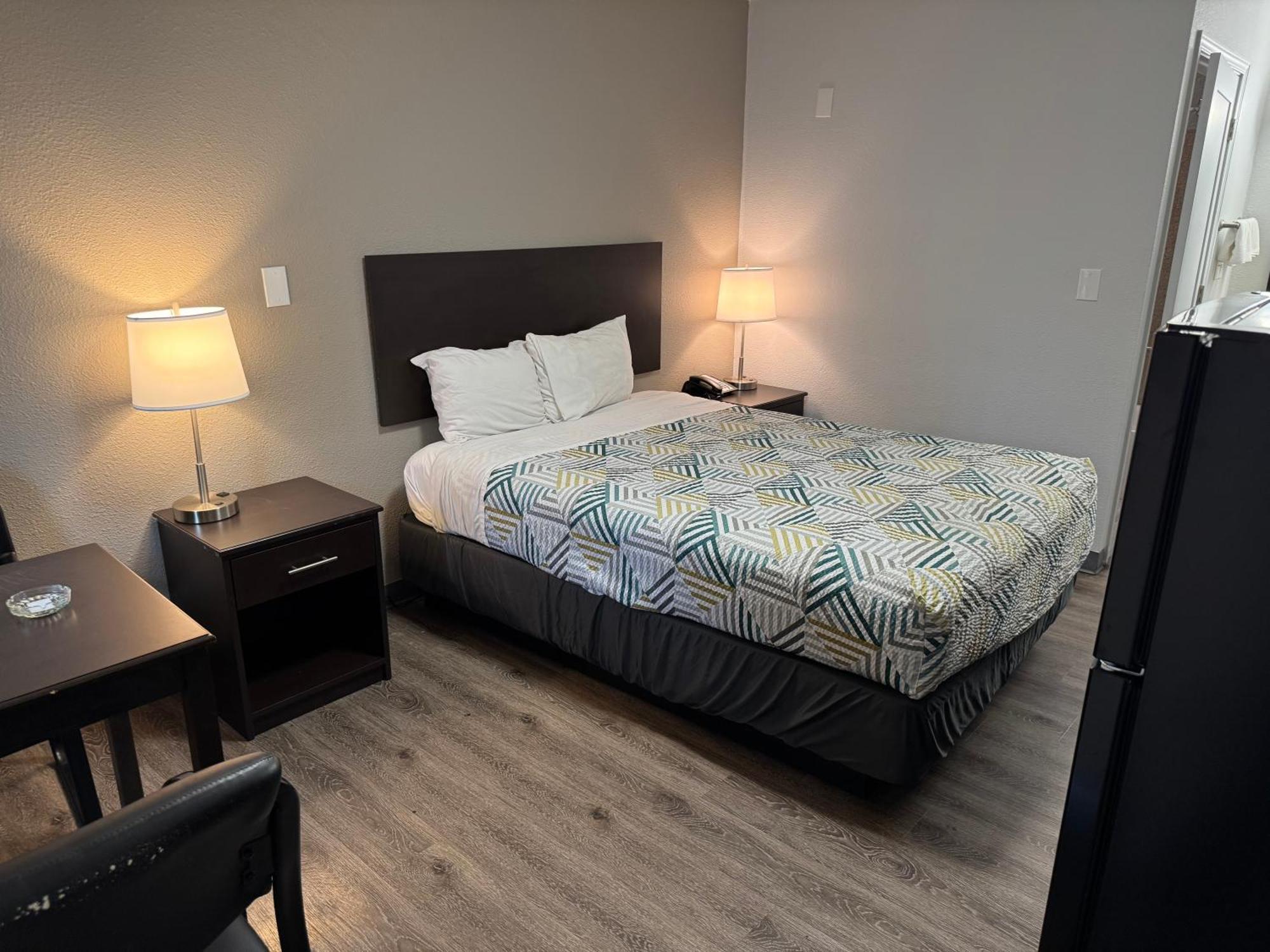 1 Queen Bed | Smoking Micfridge