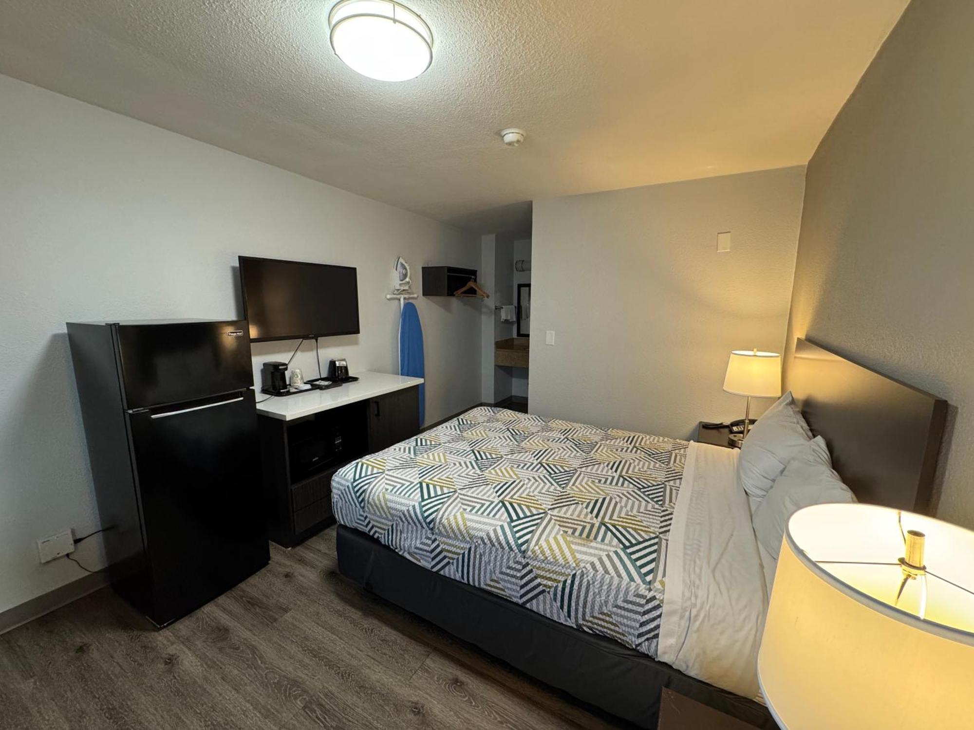 1 Queen Bed 
