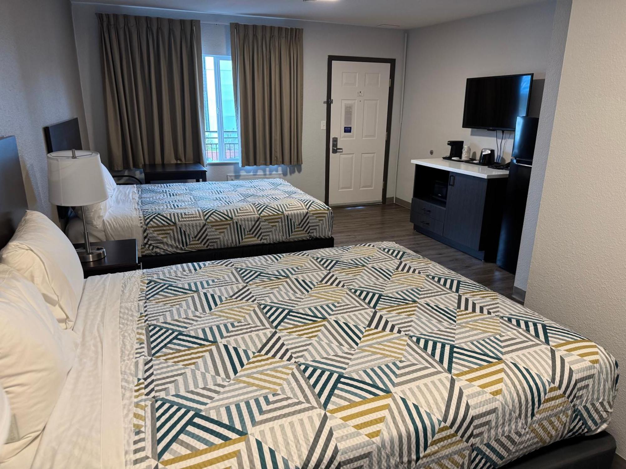 2 Queen Beds | Non-Smoking Micfridge