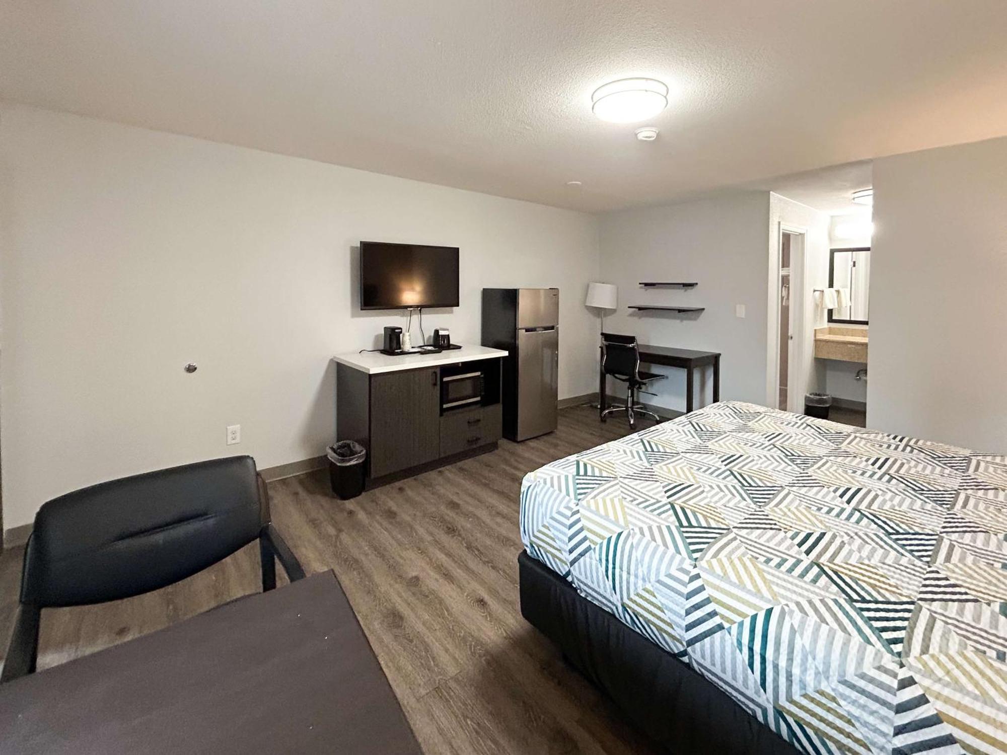1 KING BED | SUITE NON-SMOKING MICFRIDGE