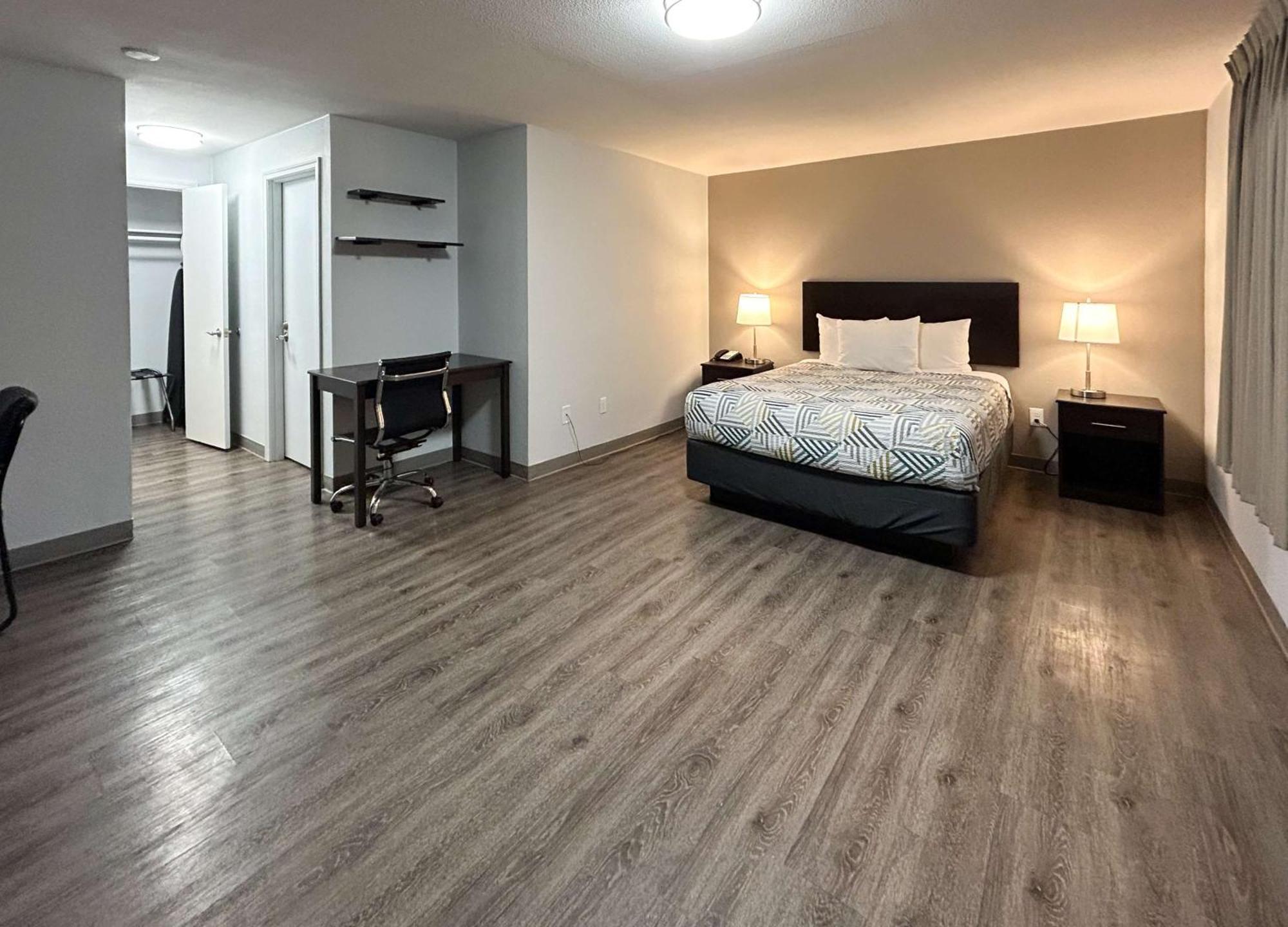 1 KING BED | SUITE NON-SMOKING MICFRIDGE