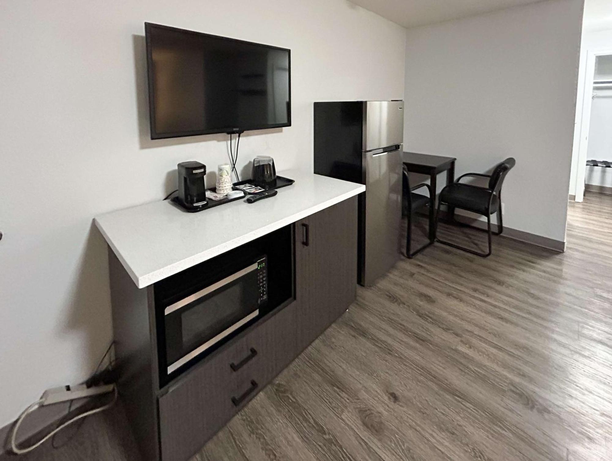 1 KING BED | SUITE NON-SMOKING MICFRIDGE