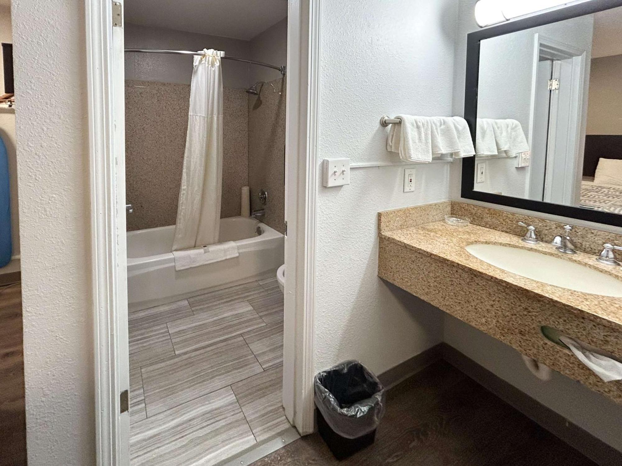 1 KING BED | SUITE NON-SMOKING MICFRIDGE
