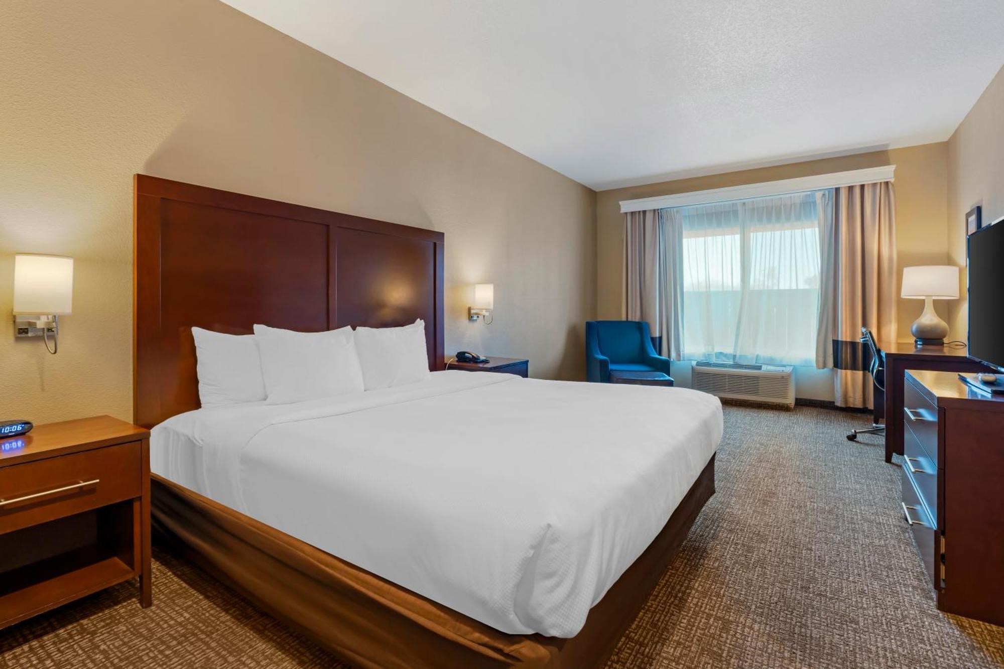 King Room with Roll-In Shower - Accessible/Non Smoking