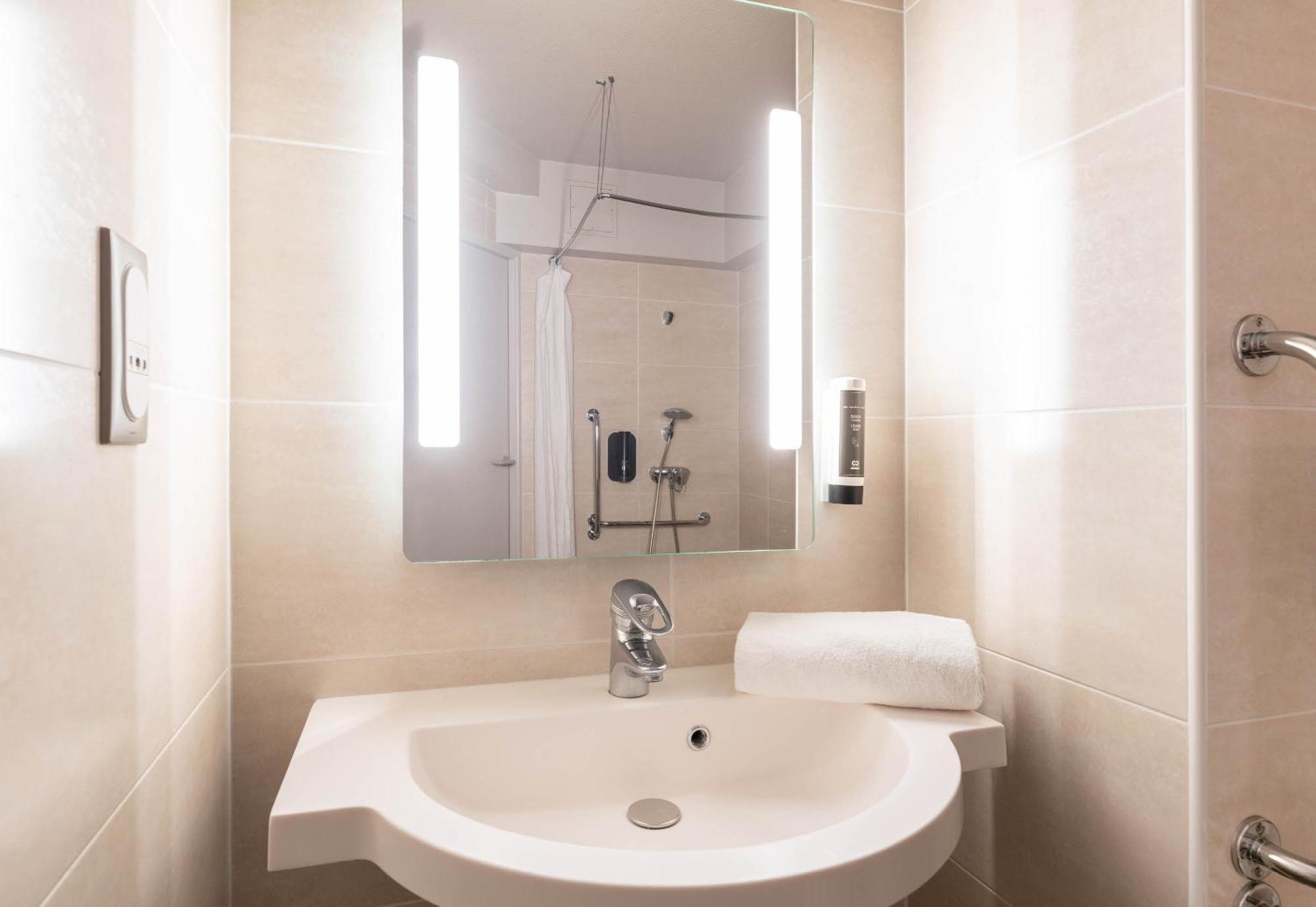 Quadruple Room Disability Access,1637723251:JPEG