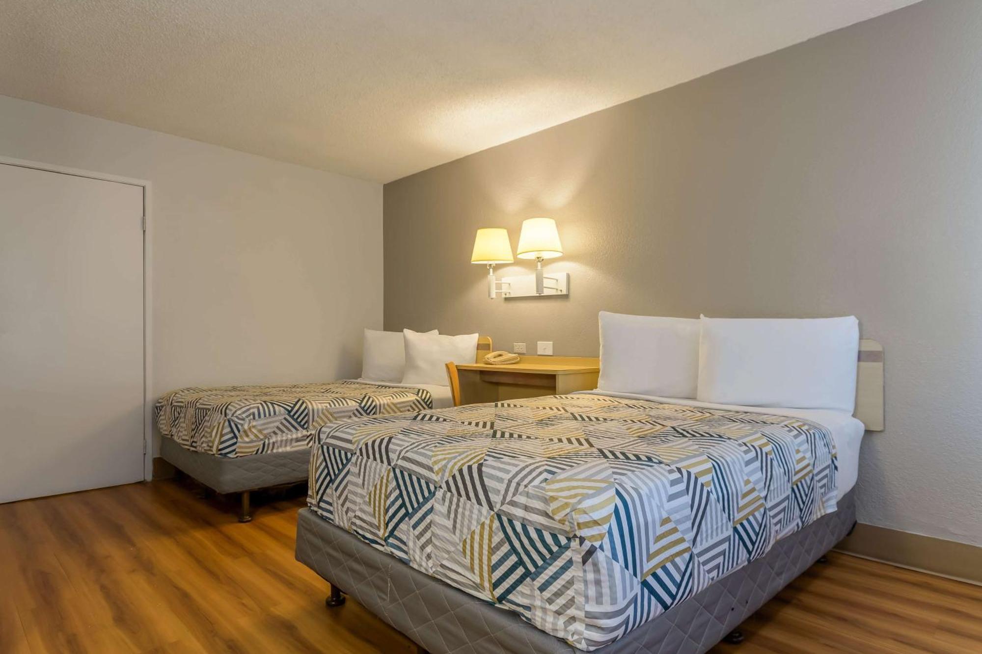 1 Queen Bed | ADA or Tub