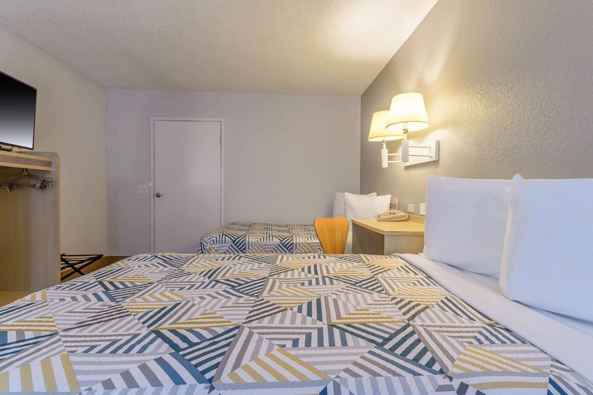 1 Queen Bed | ADA or Tub