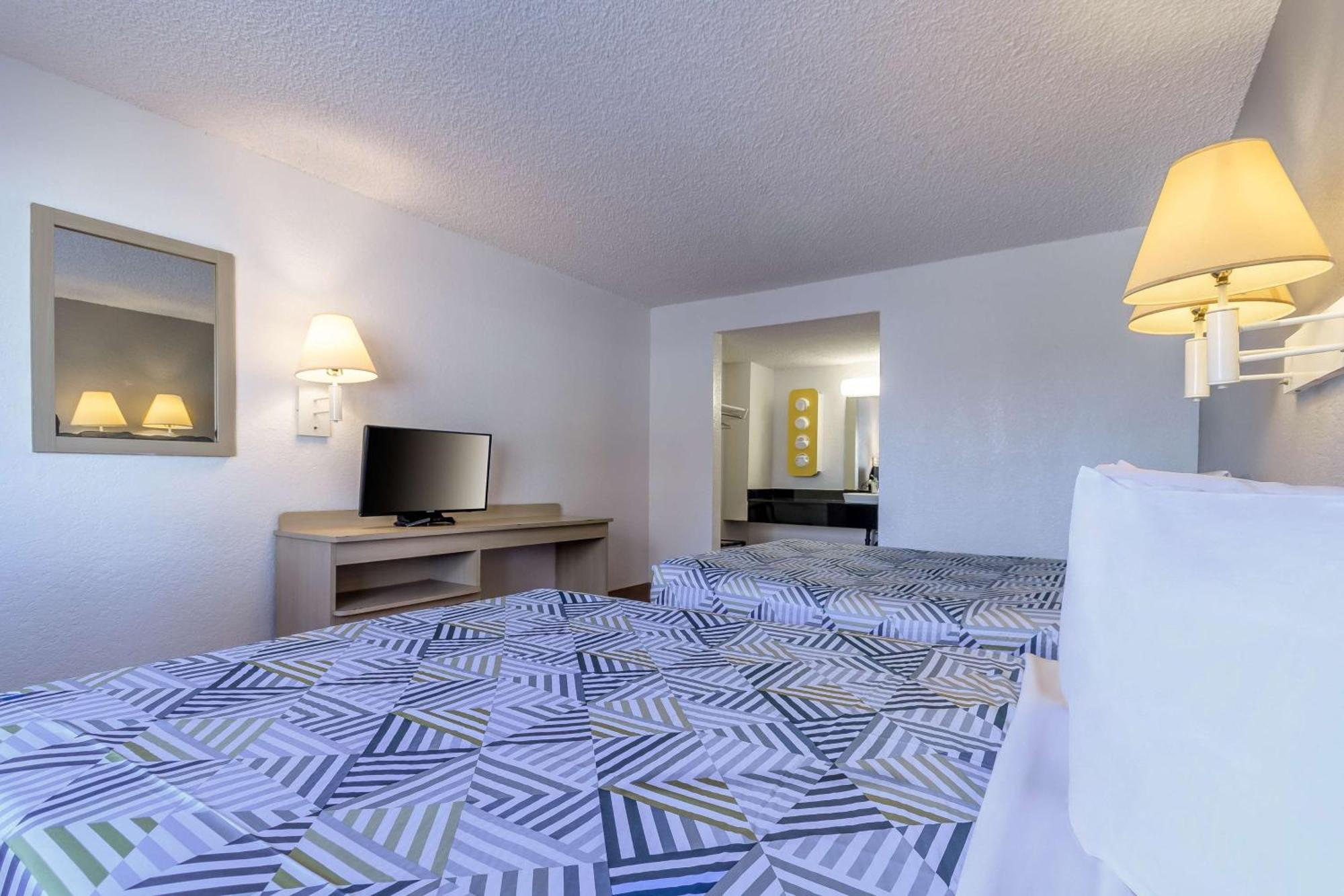 1 Queen Bed | ADA or Tub