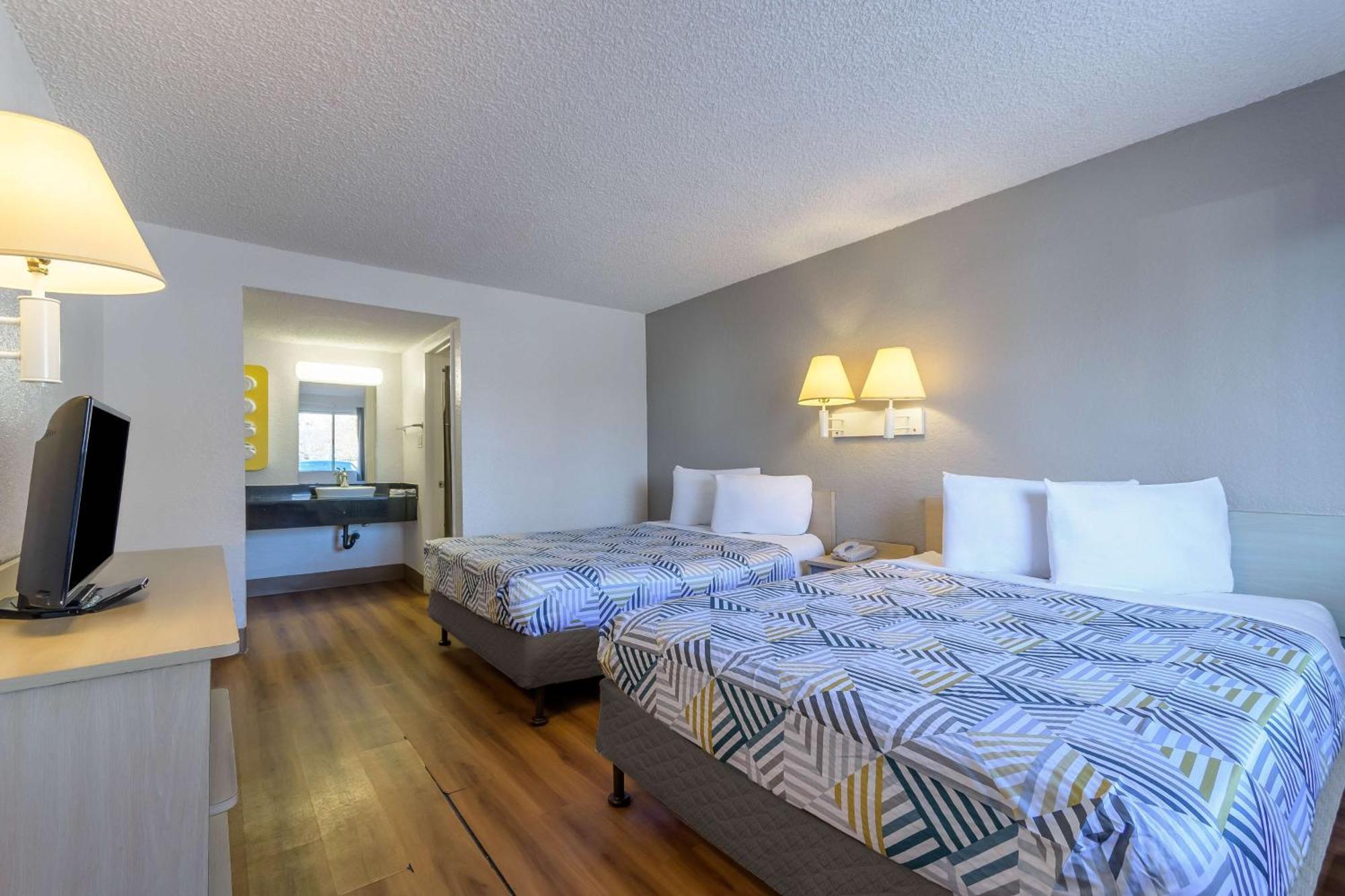 1 Queen Bed | ADA or Tub