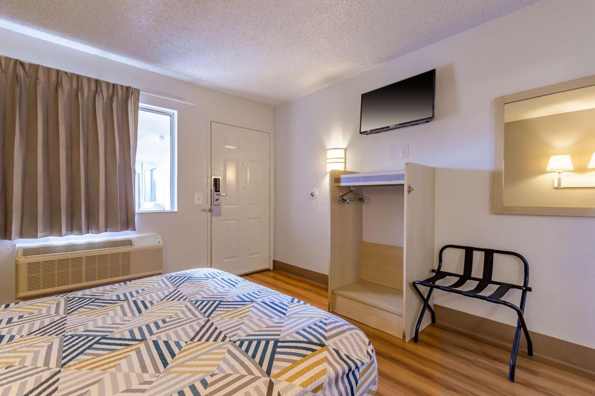 1 Queen Bed | ADA or RI Shower
