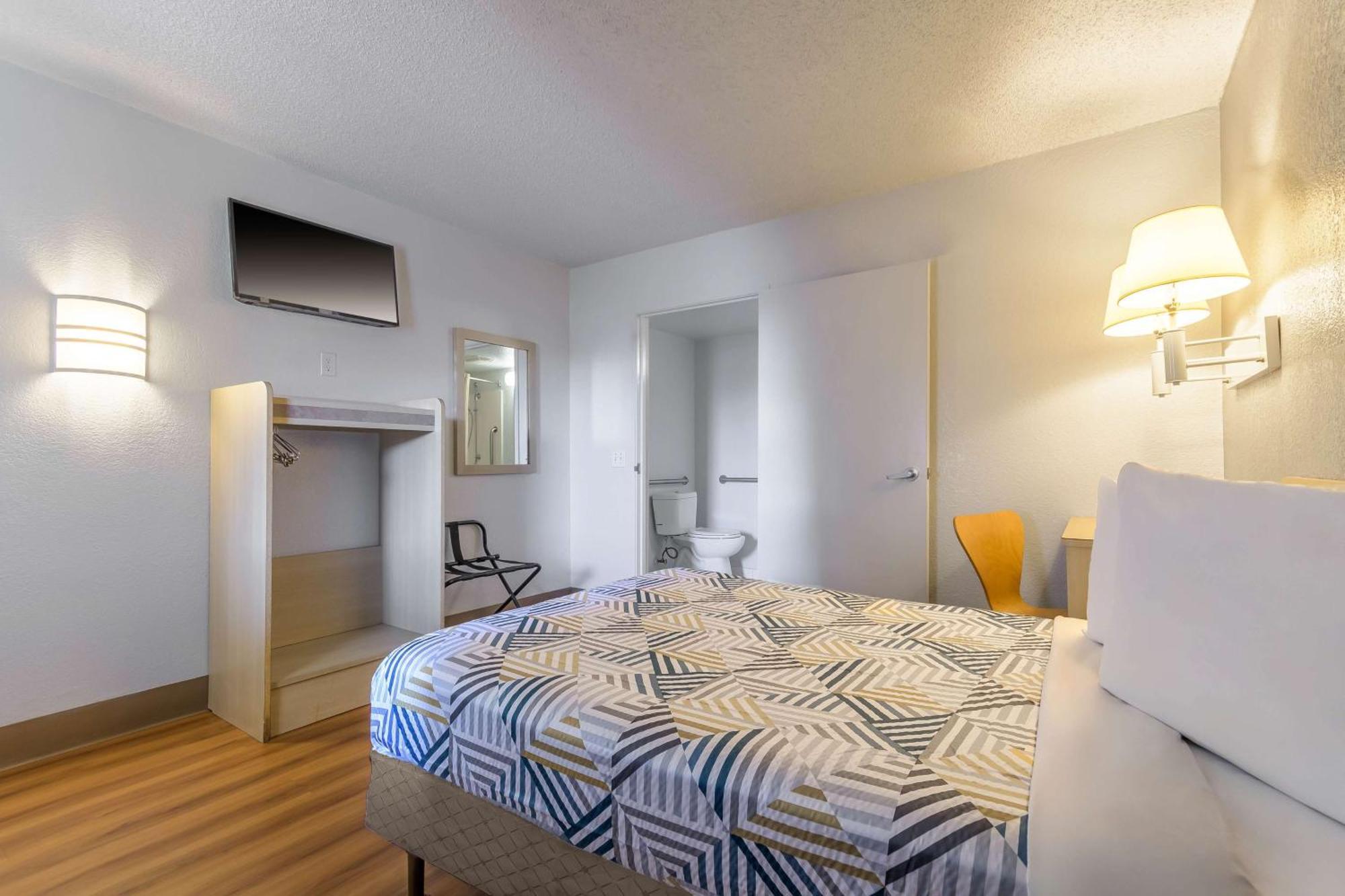 1 Queen Bed | ADA or RI Shower