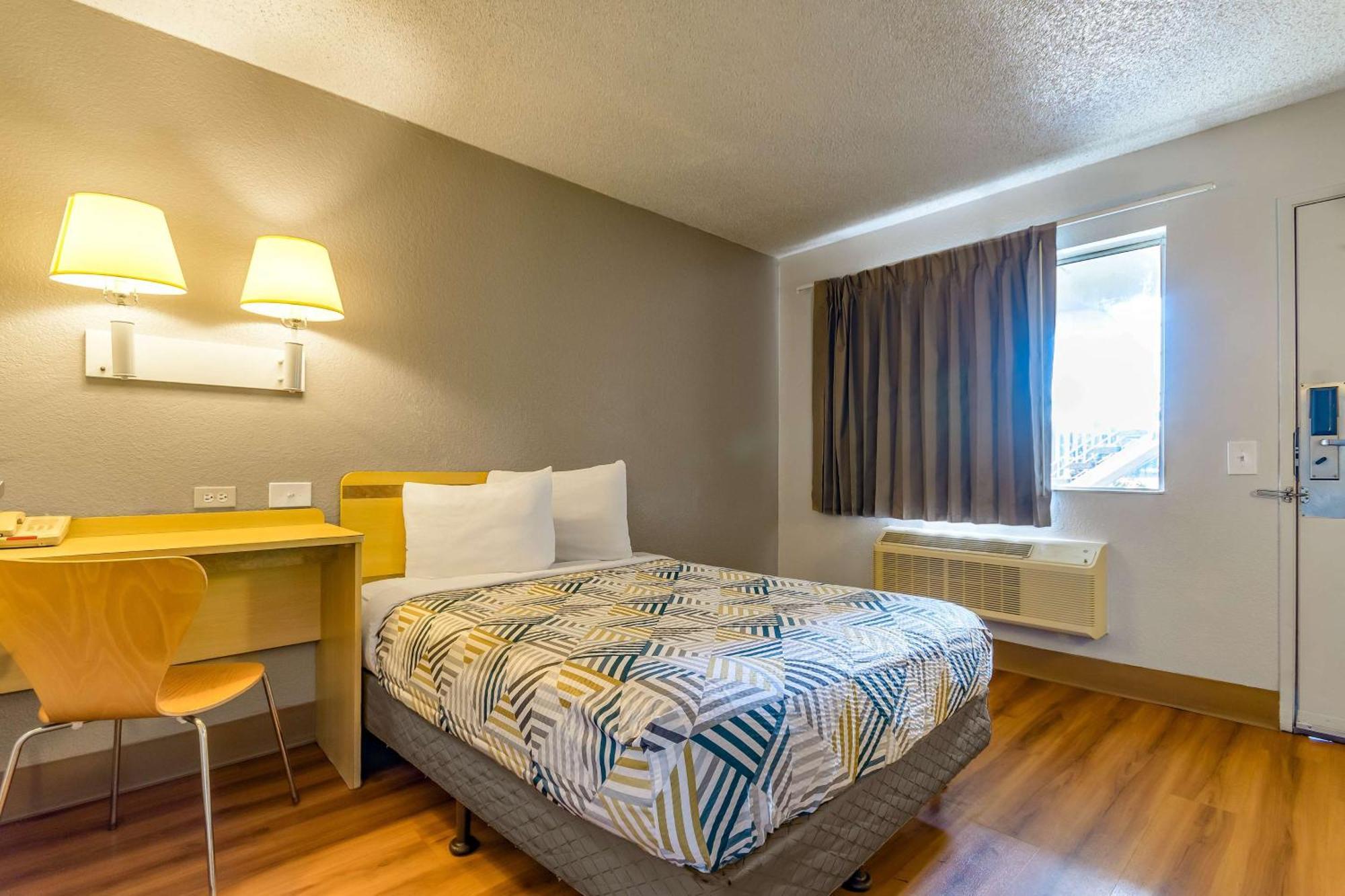 1 Queen Bed | ADA or RI Shower