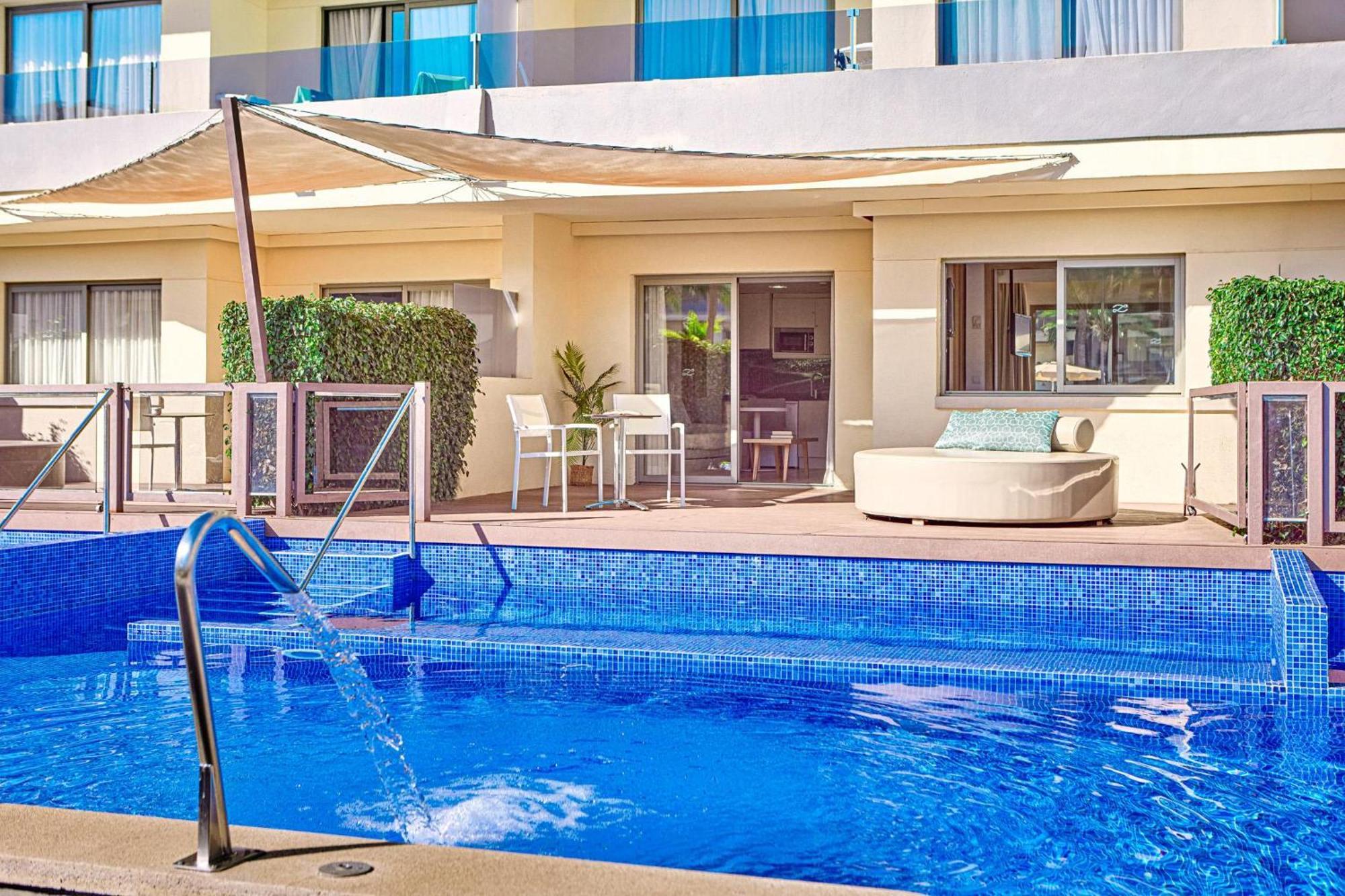 One Bedroom Suite Swim Up