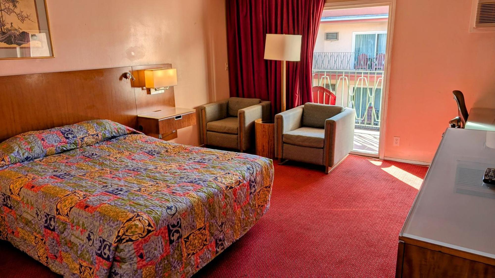 Deluxe Queen Room