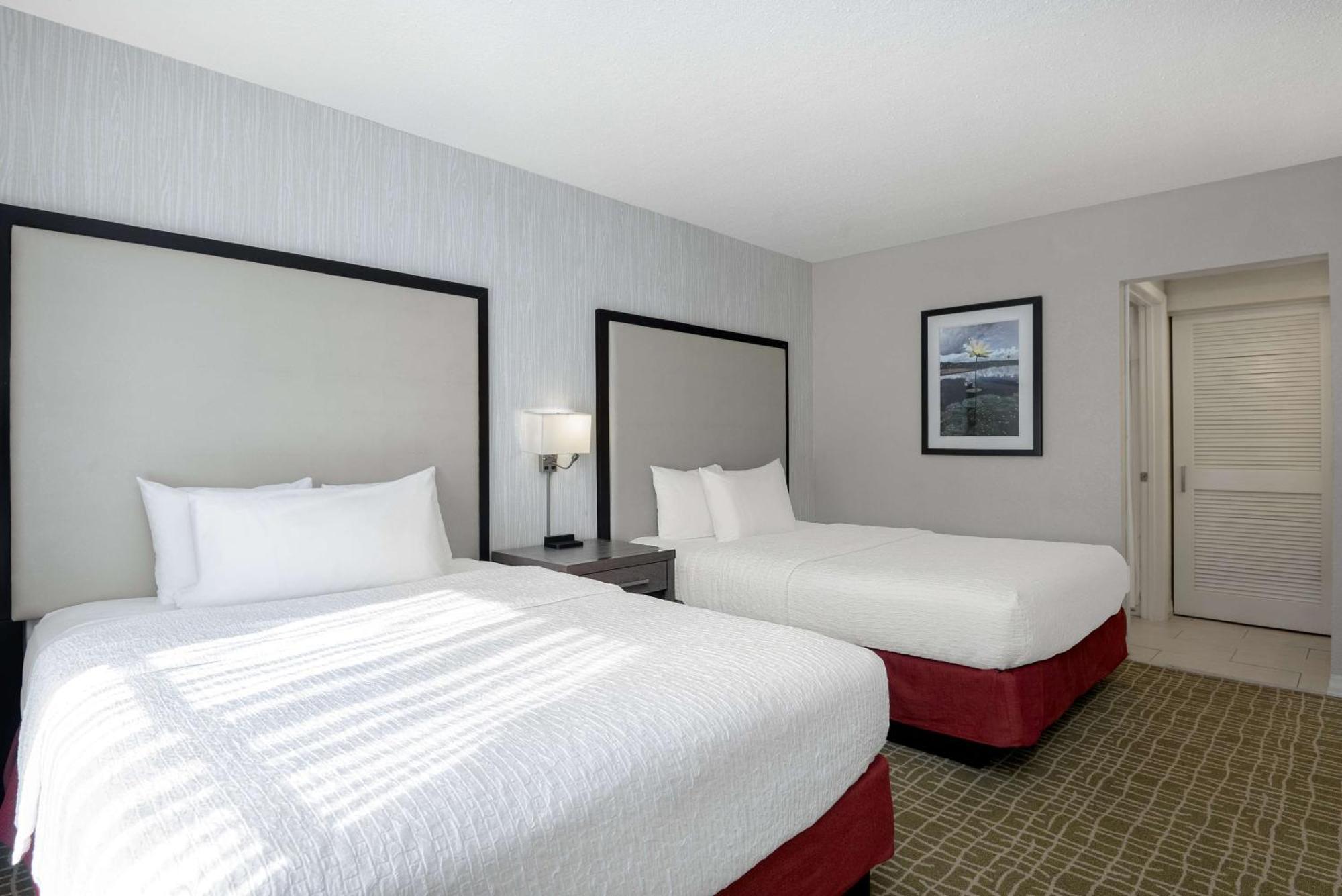 Two Bedroom Suite One King Two Queen Beds Non-Smoking,1638479216:JPEG